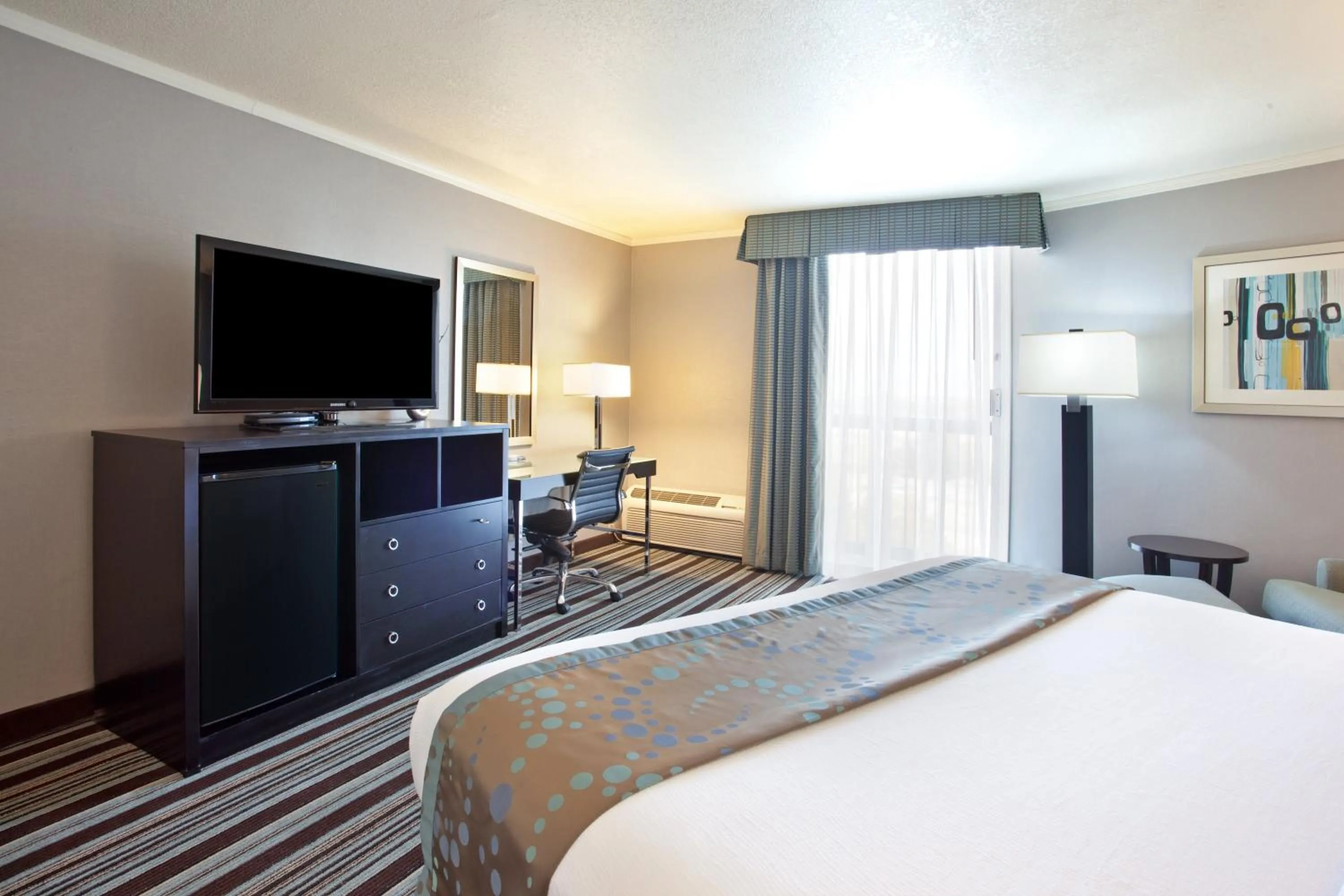 Photo of the whole room, Bed in Holiday Inn Long Beach - Airport by IHG