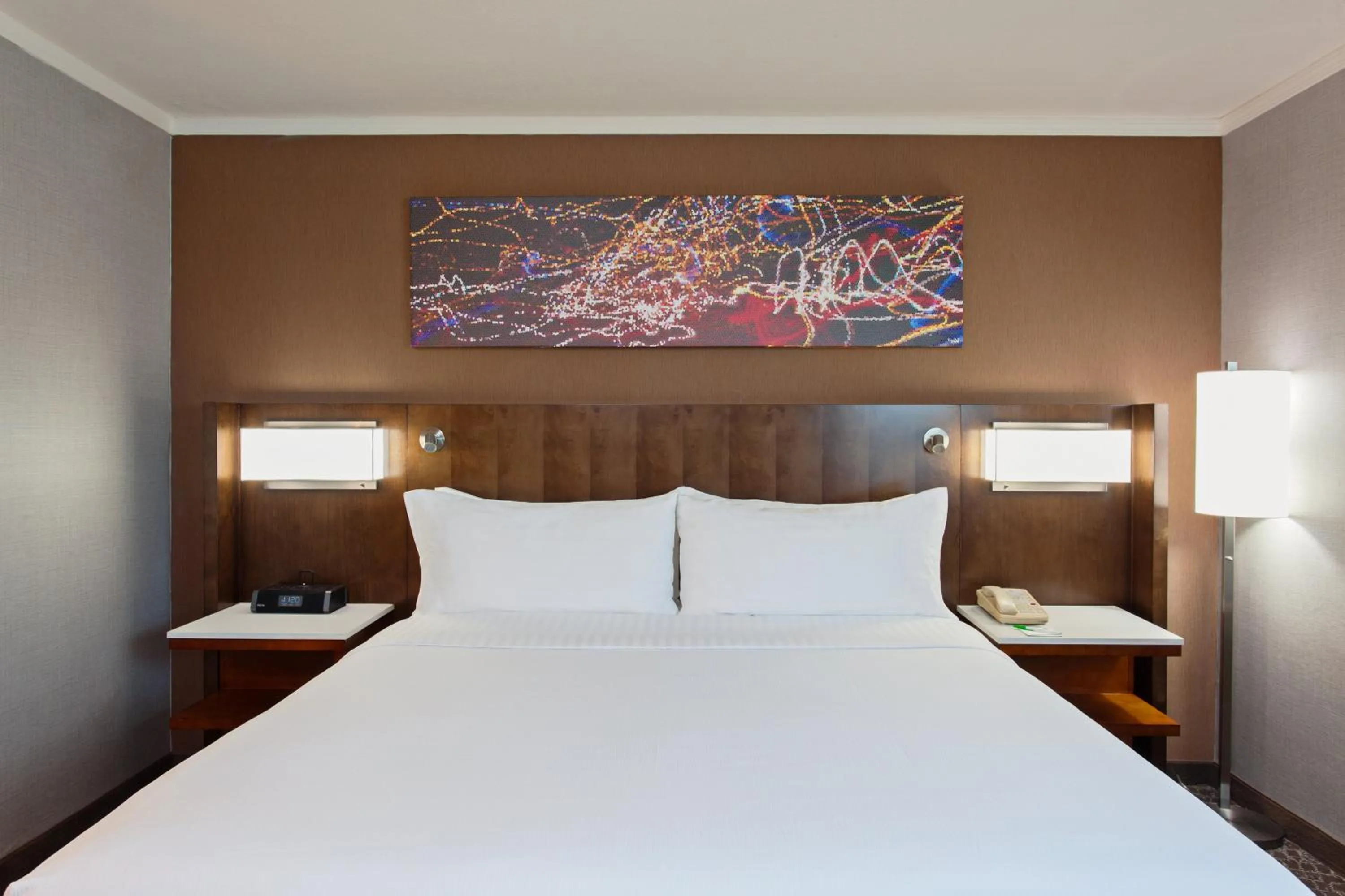 Photo of the whole room, Bed in Holiday Inn Long Beach - Airport by IHG