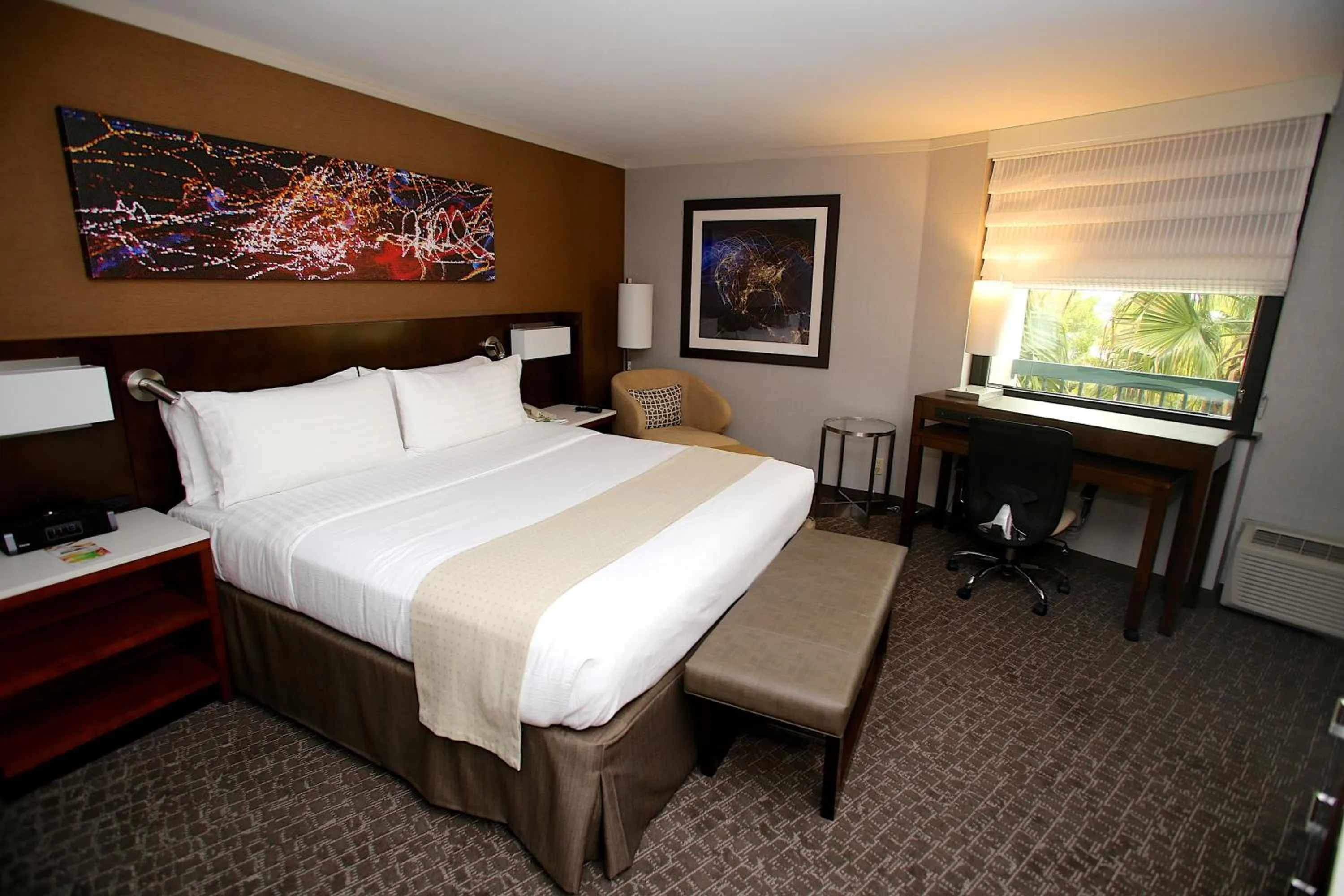 Photo of the whole room, Bed in Holiday Inn Long Beach - Airport by IHG