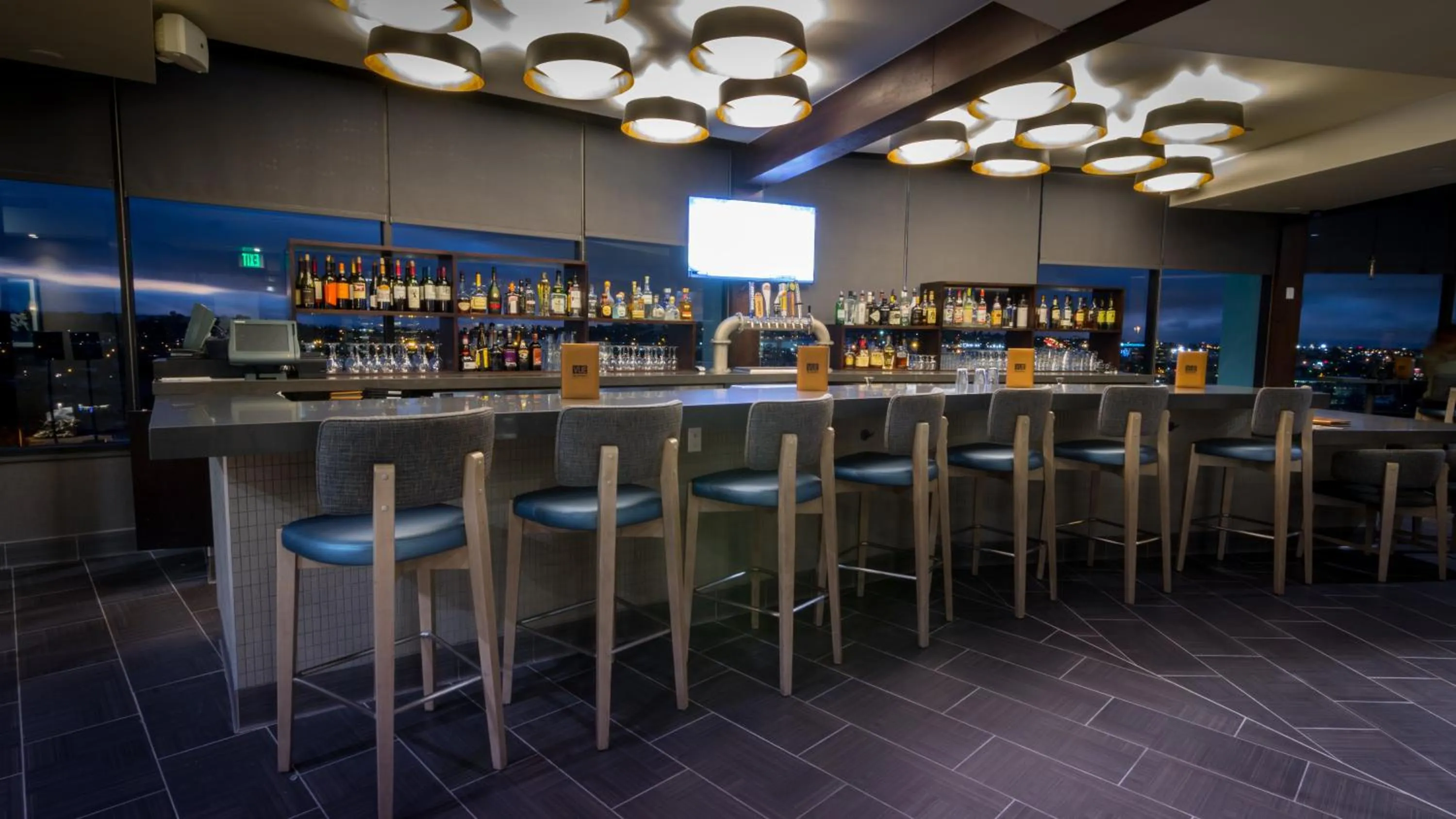 Lounge or bar in Holiday Inn Long Beach - Airport by IHG
