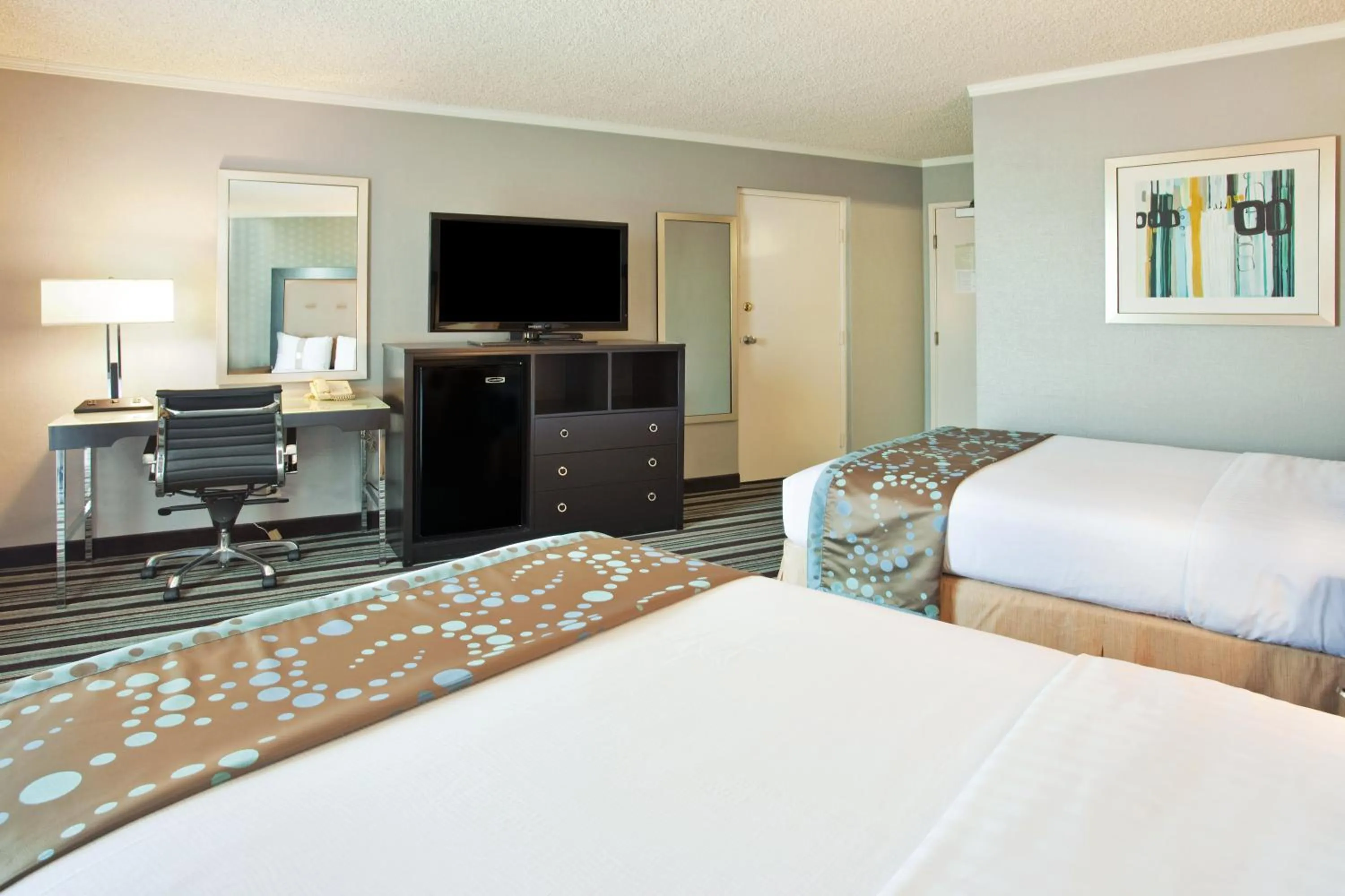 Photo of the whole room, Bed in Holiday Inn Long Beach - Airport by IHG