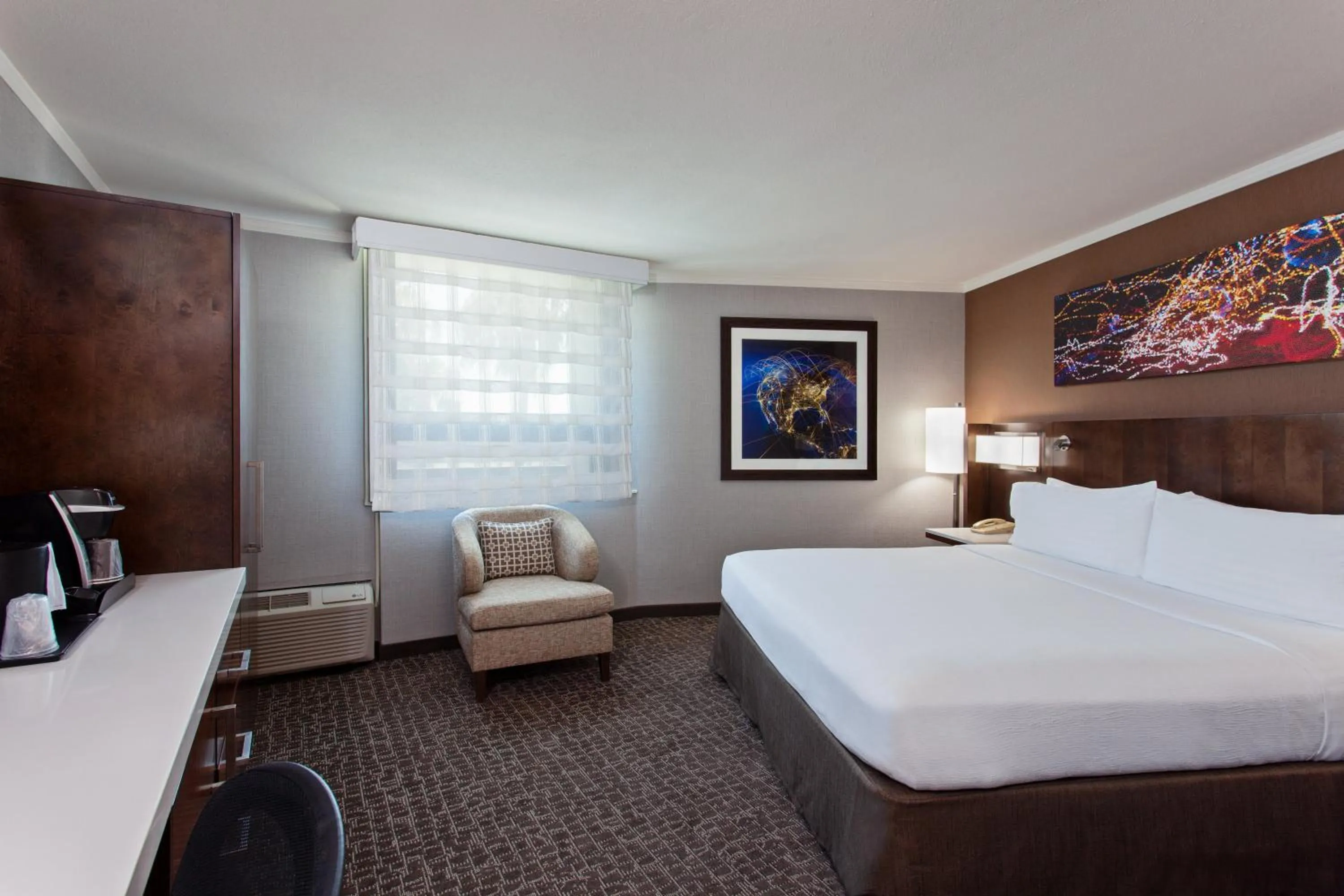 Photo of the whole room, Bed in Holiday Inn Long Beach - Airport by IHG