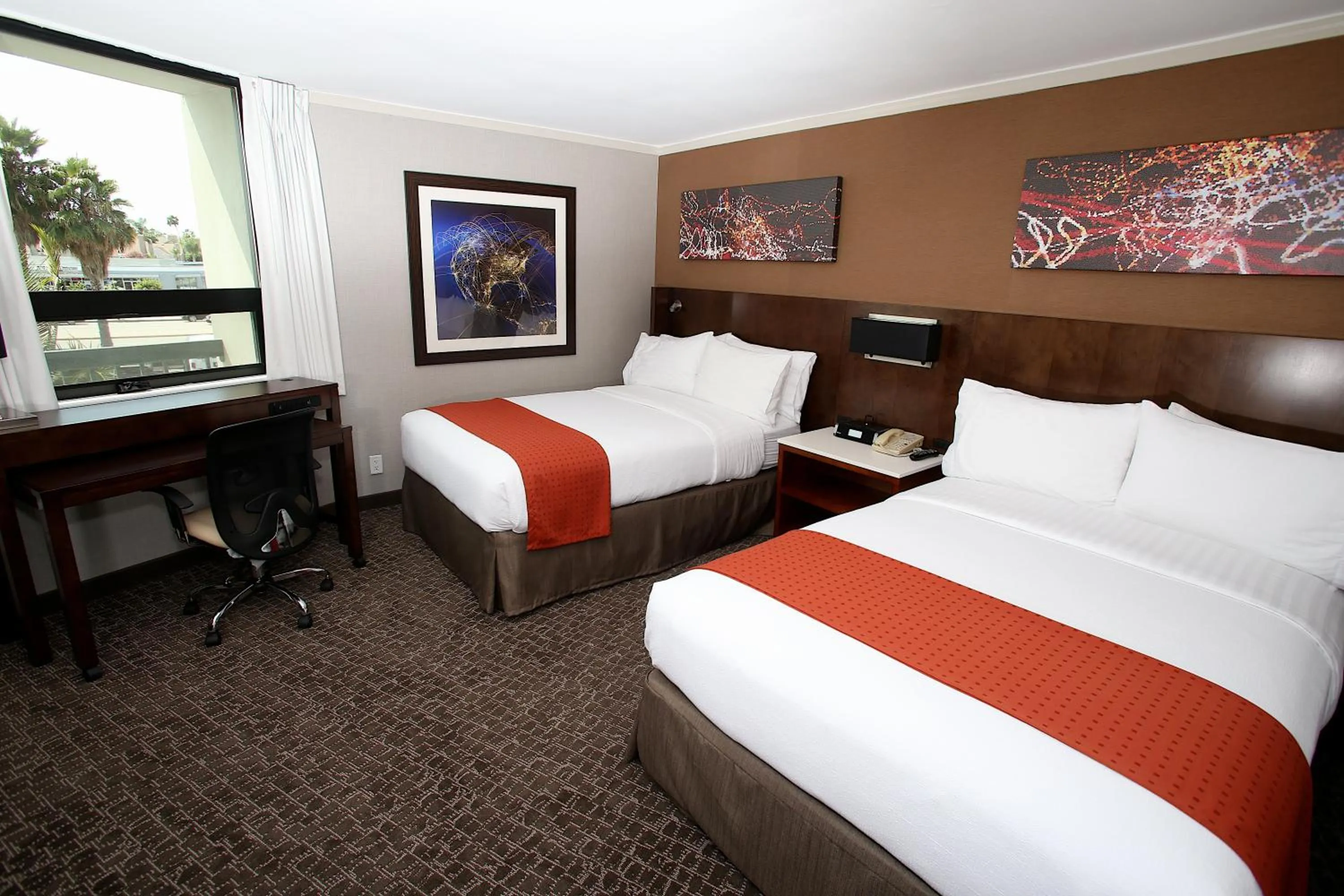 Photo of the whole room, Bed in Holiday Inn Long Beach - Airport by IHG