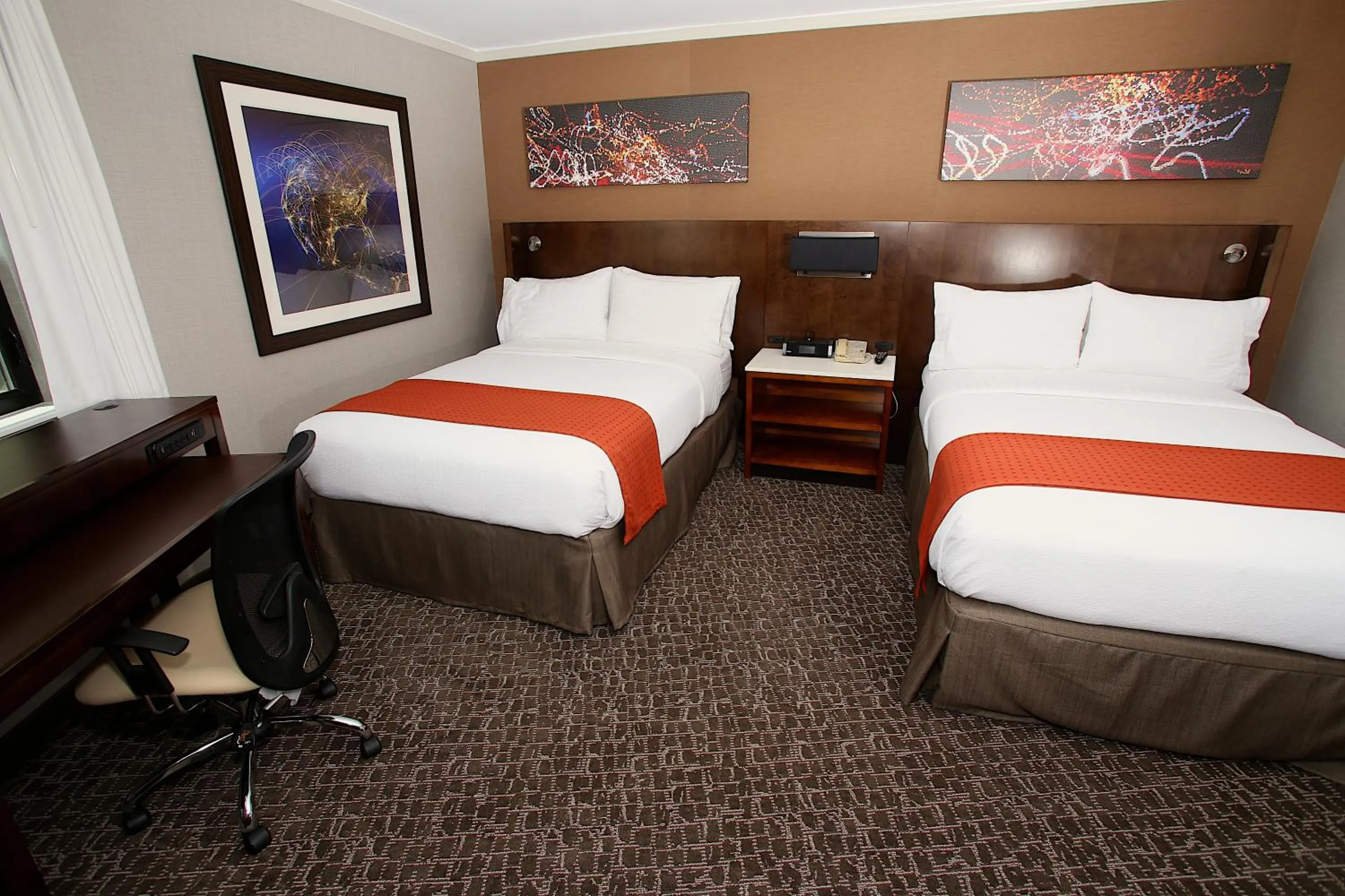 Photo of the whole room, Bed in Holiday Inn Long Beach - Airport by IHG