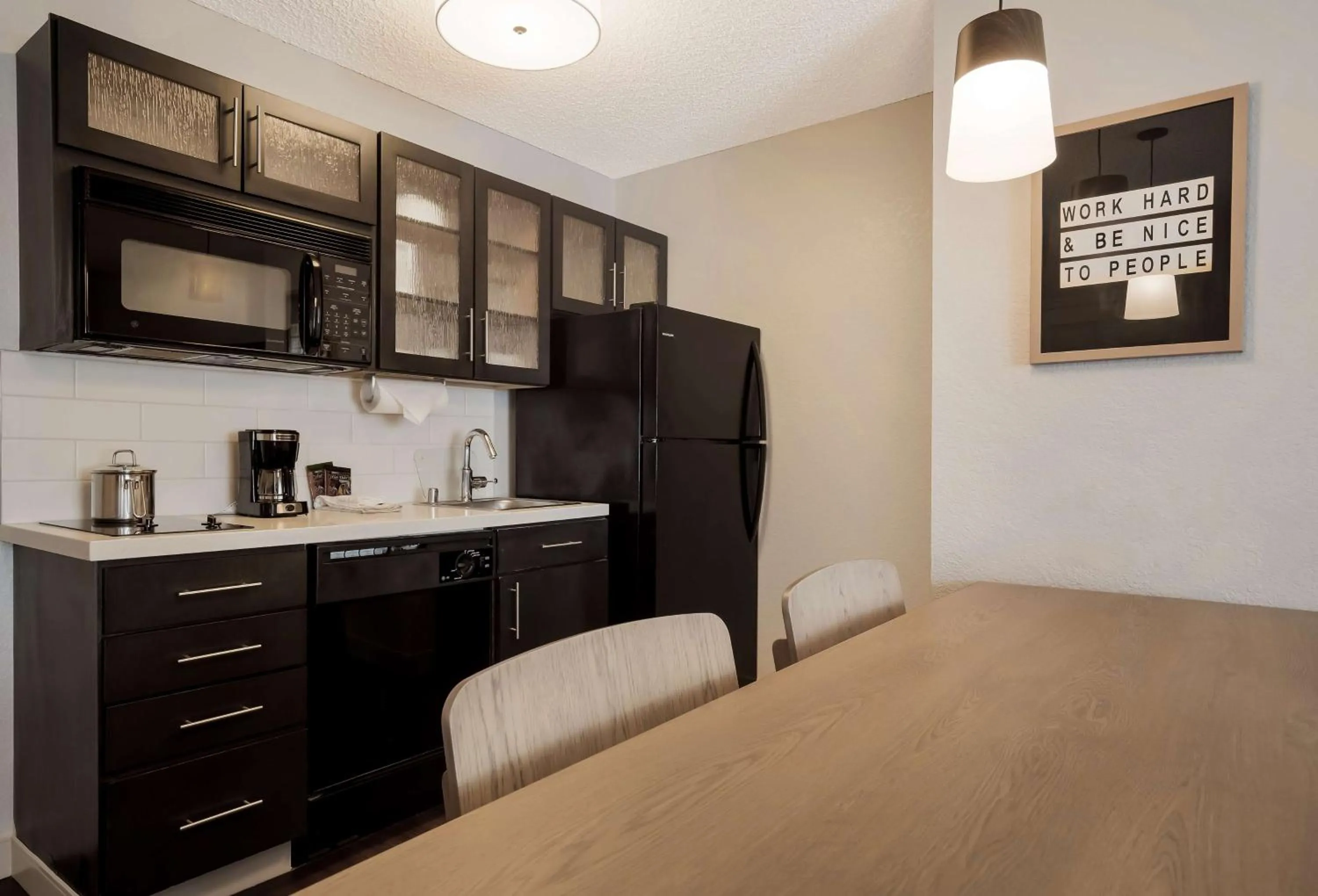 One-Bedroom Queen Suite in Sonesta Simply Suites Irvine East Foothill