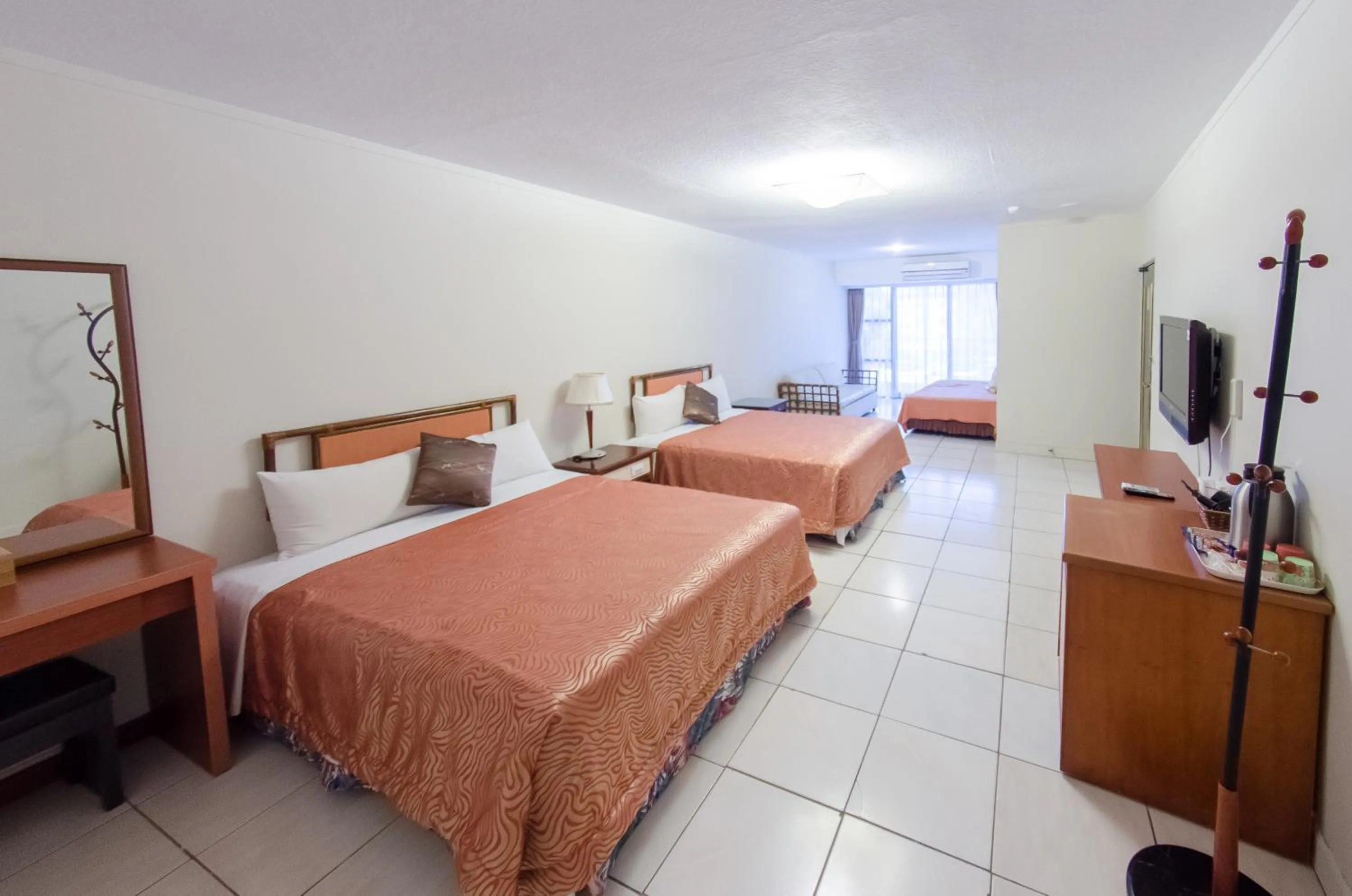 Photo of the whole room, Bed in Palm Tree Hotel Kenting