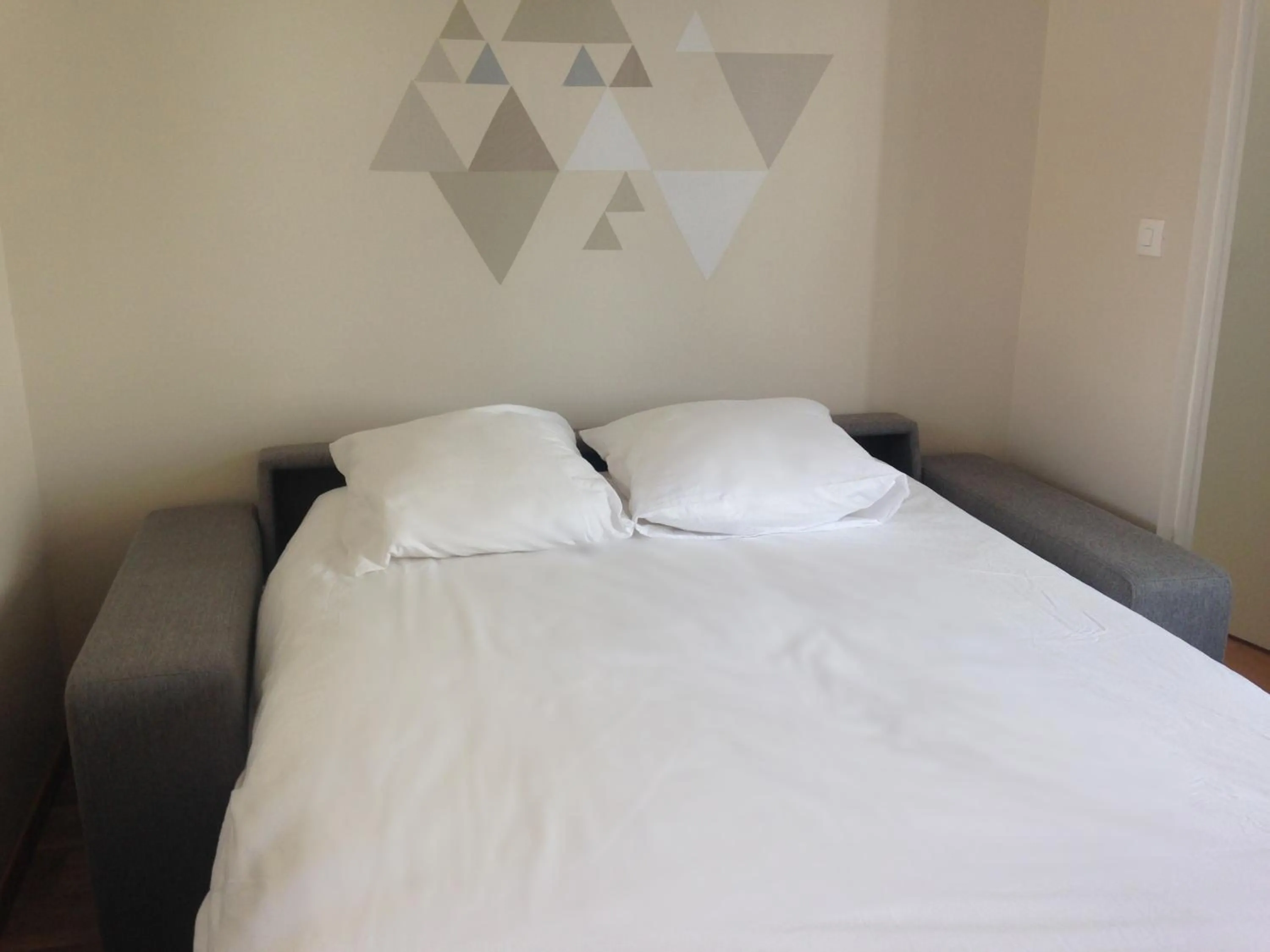 Property building, Bed in Kasaloc