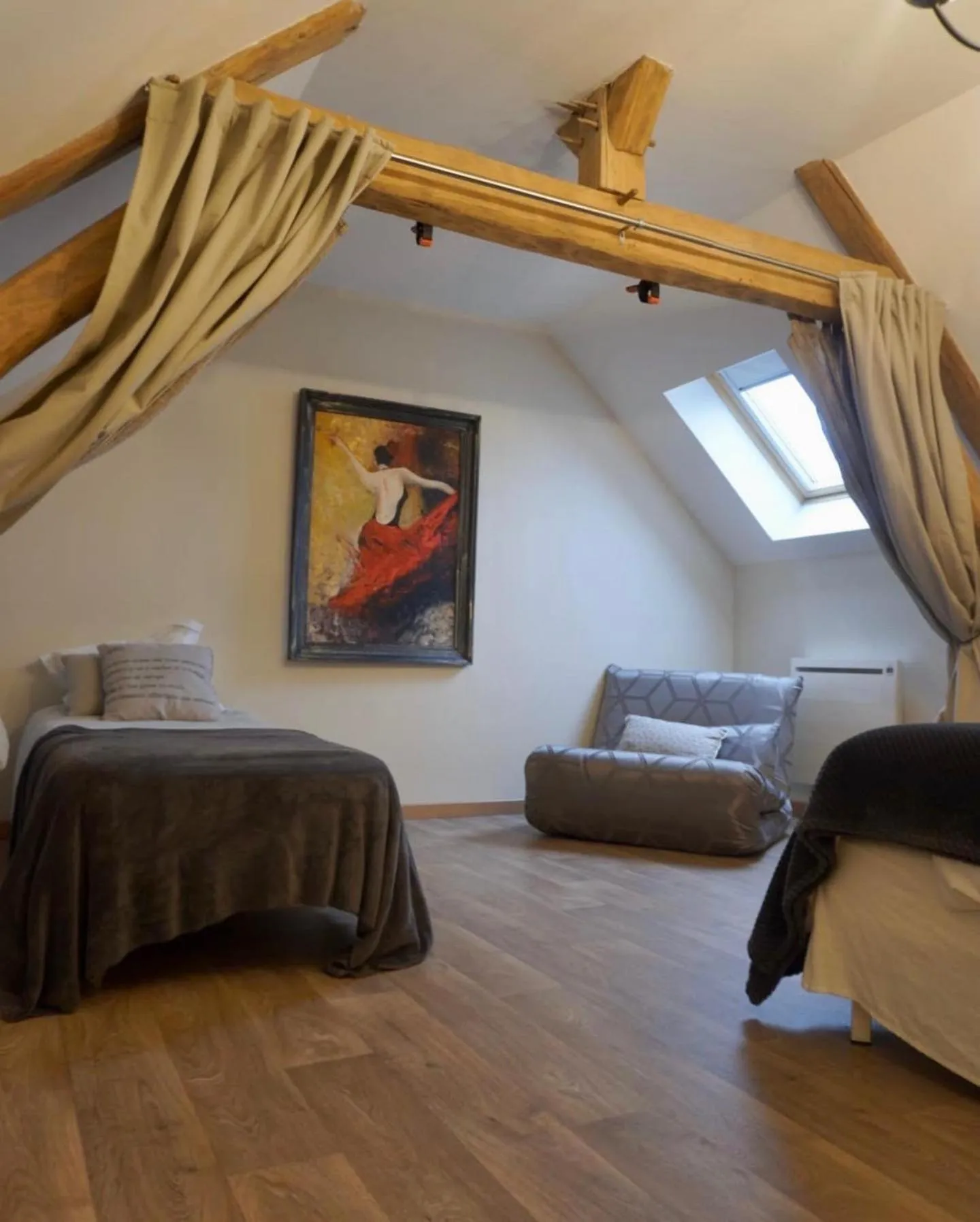 Photo of the whole room, Bed in Kasaloc