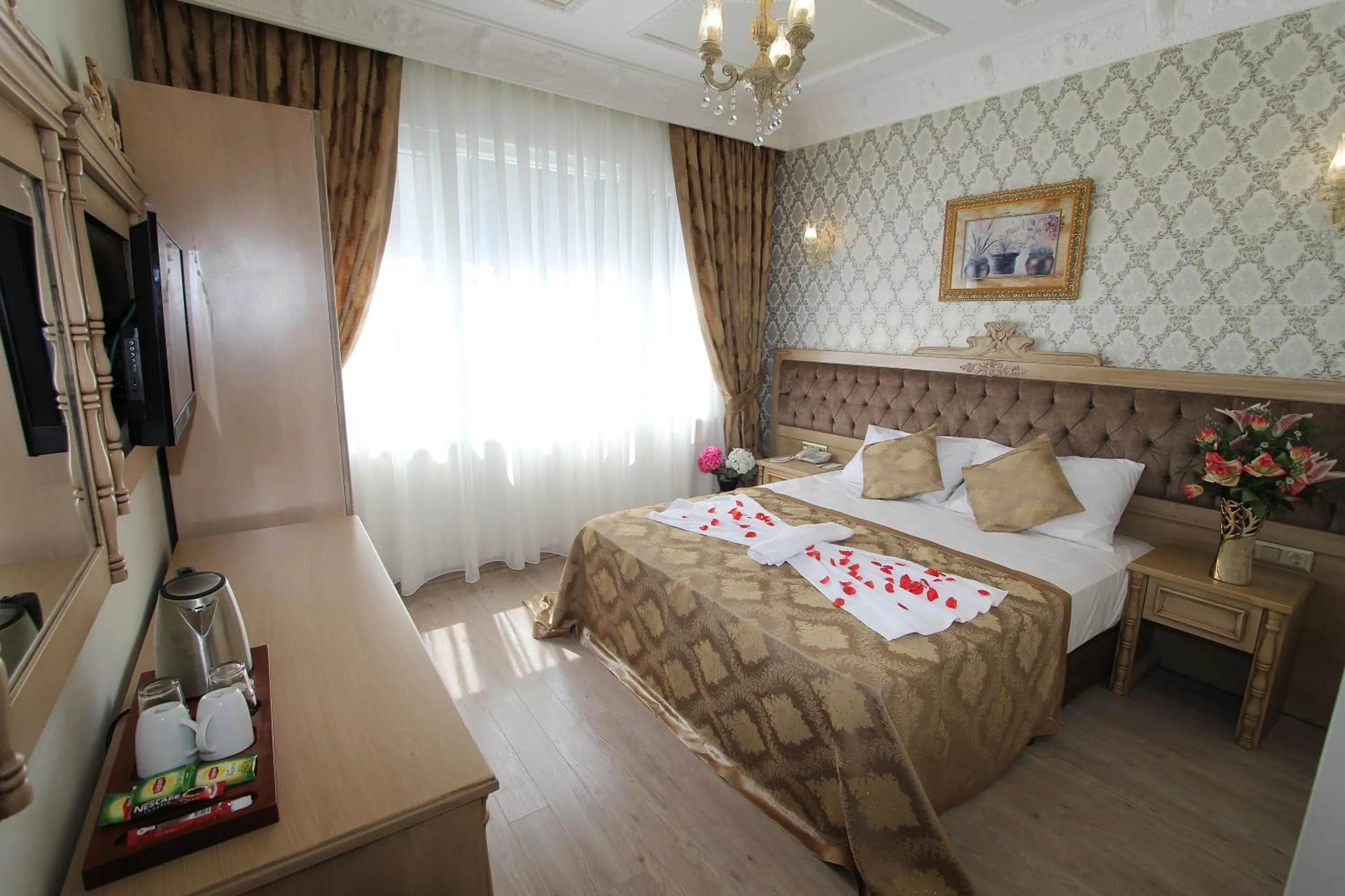 Photo of the whole room, Bed in Apple Tree Hotel