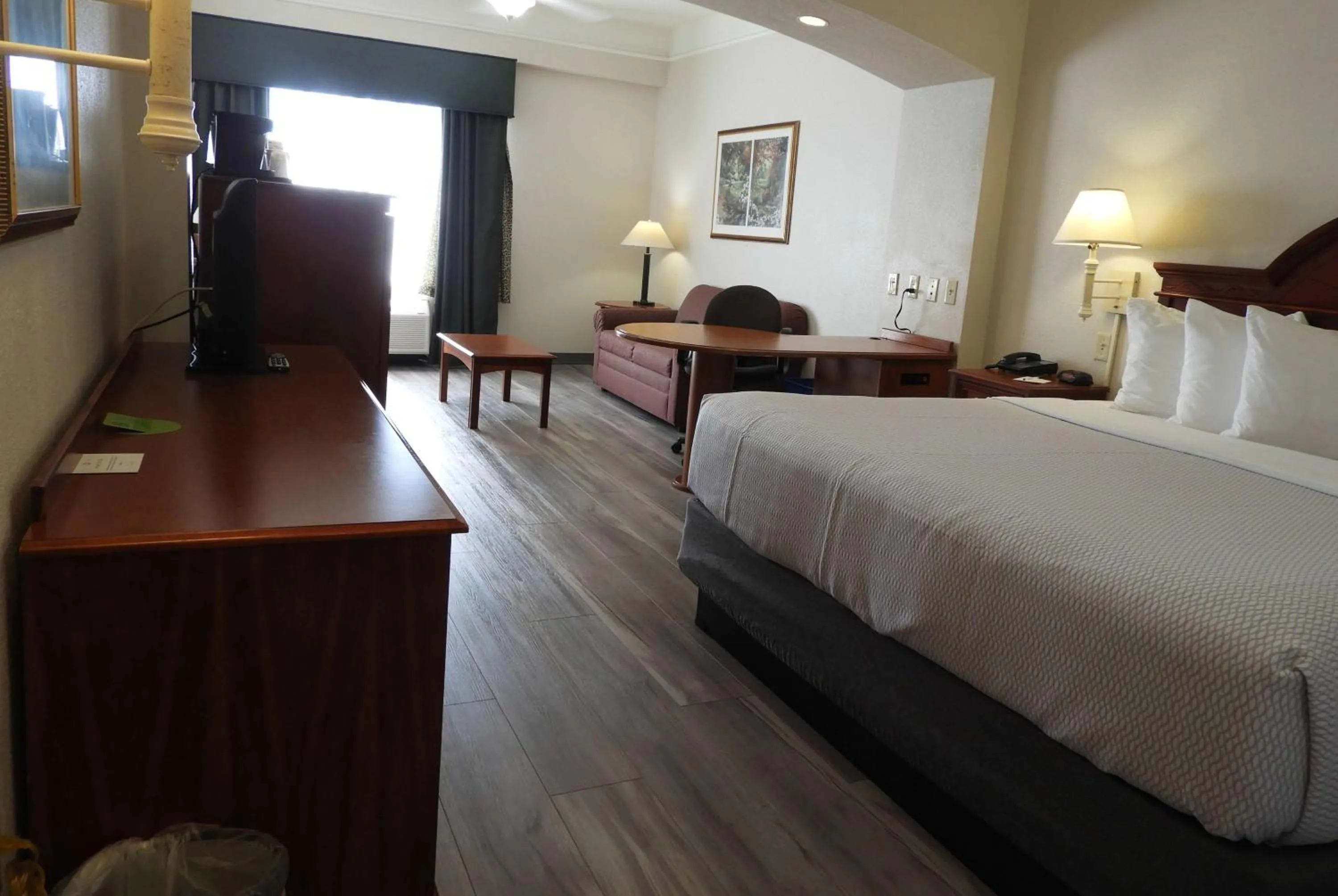 Photo of the whole room, Bed in La Quinta Inn and Suites Fort Myers I-75