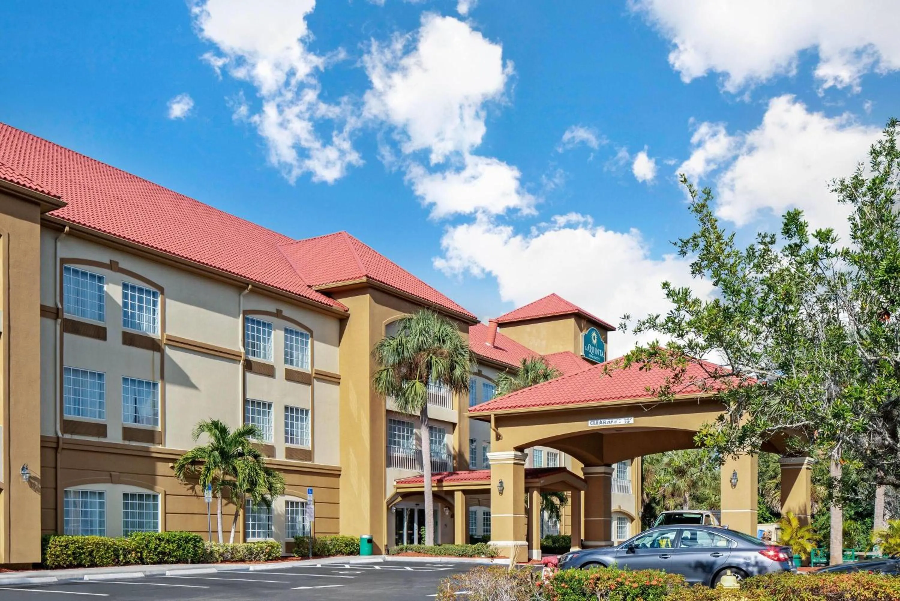 Property building in La Quinta Inn and Suites Fort Myers I-75