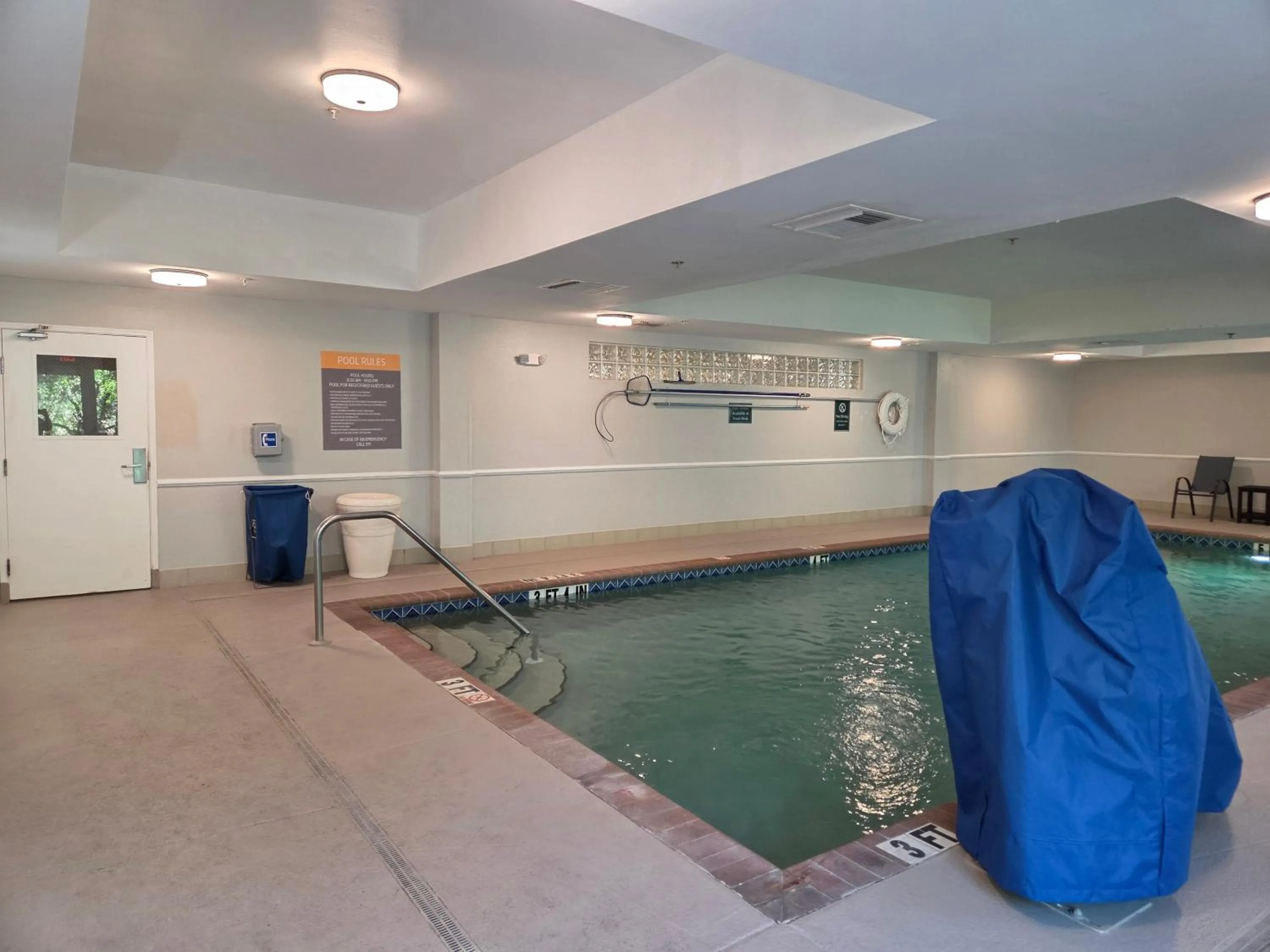 Swimming pool in La Quinta Inn and Suites Fort Myers I-75