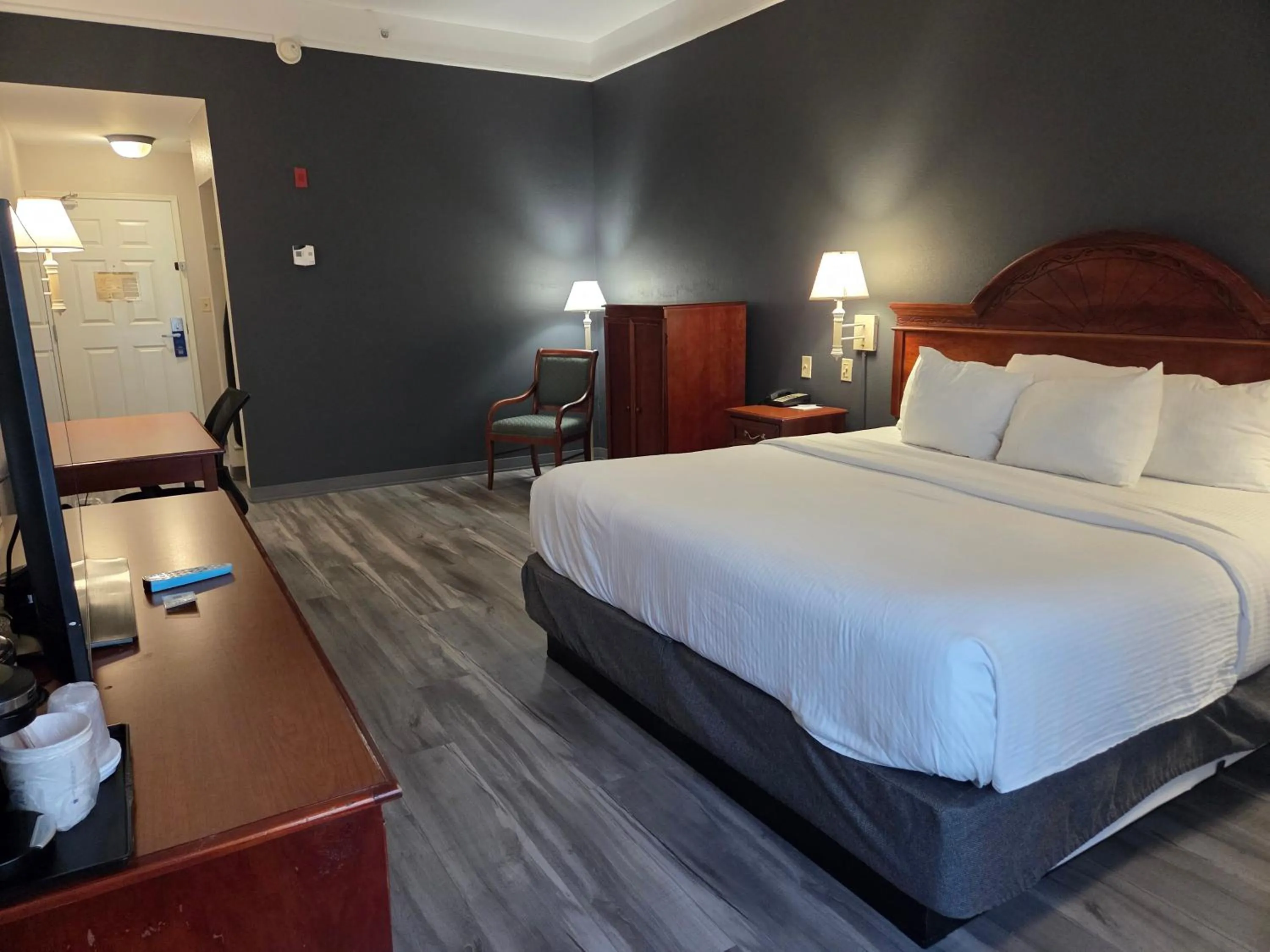 Photo of the whole room, Bed in La Quinta Inn and Suites Fort Myers I-75