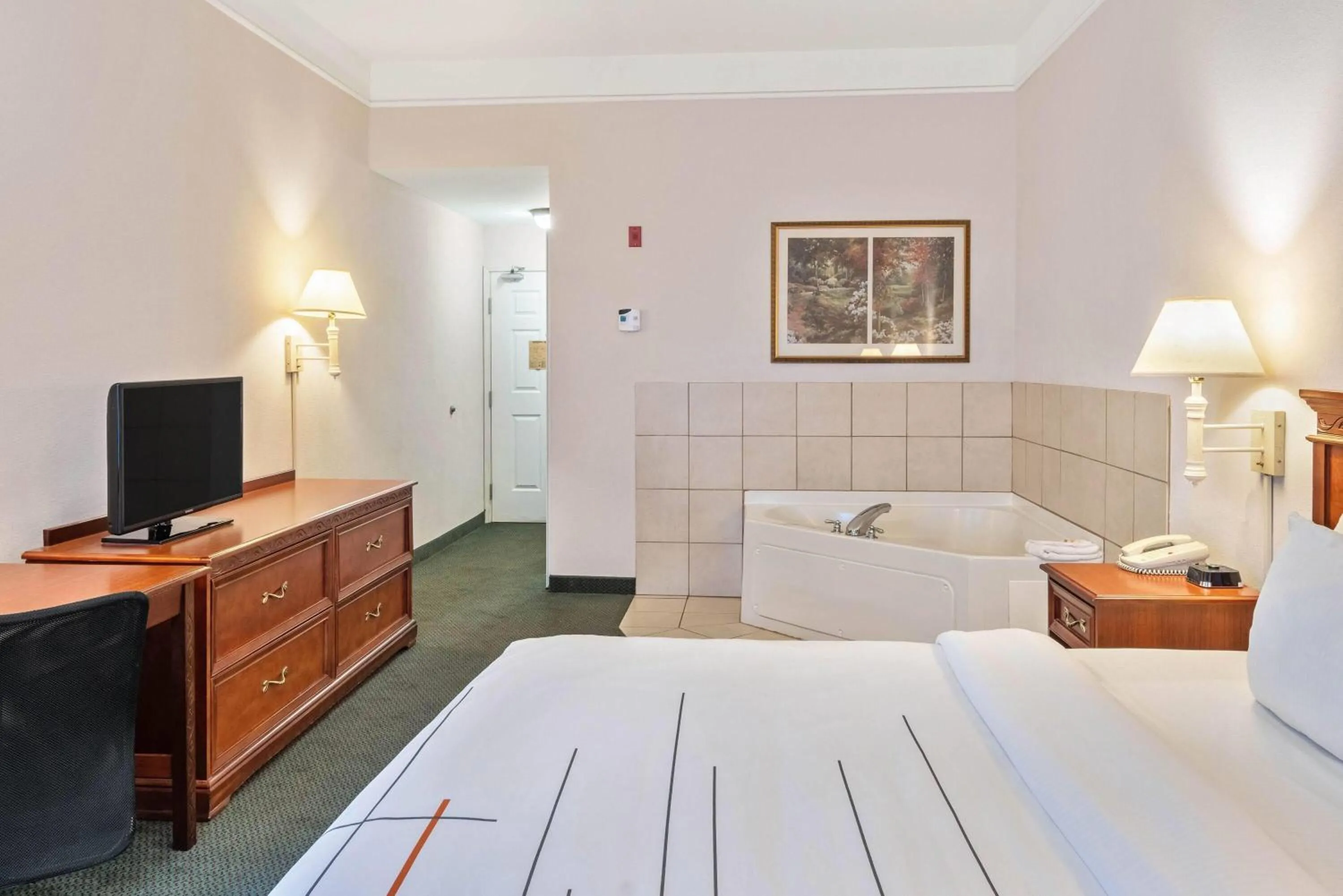 Photo of the whole room, Bed in La Quinta Inn and Suites Fort Myers I-75