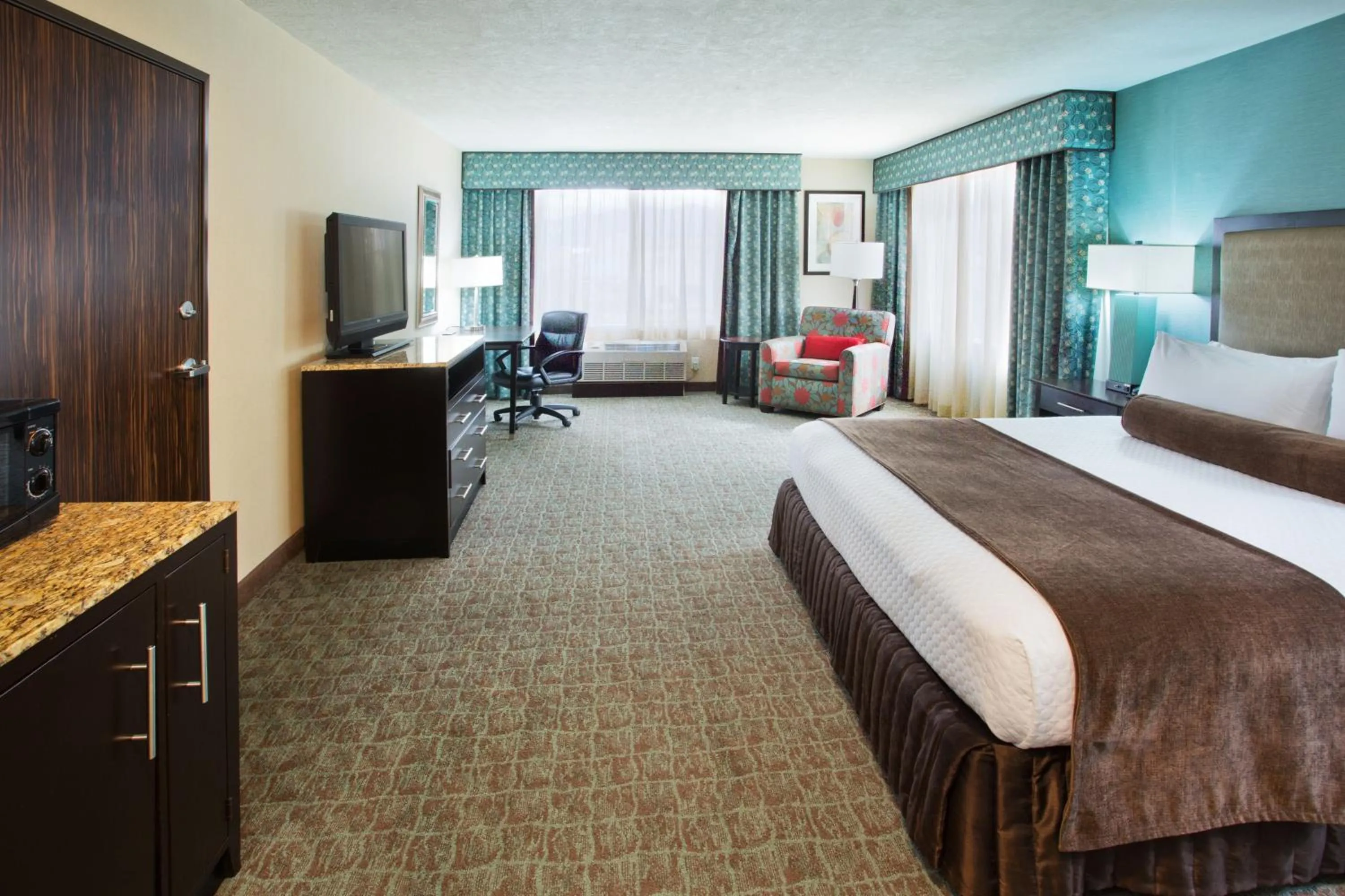 Photo of the whole room, Bed in Crowne Plaza Anchorage-Midtown by IHG