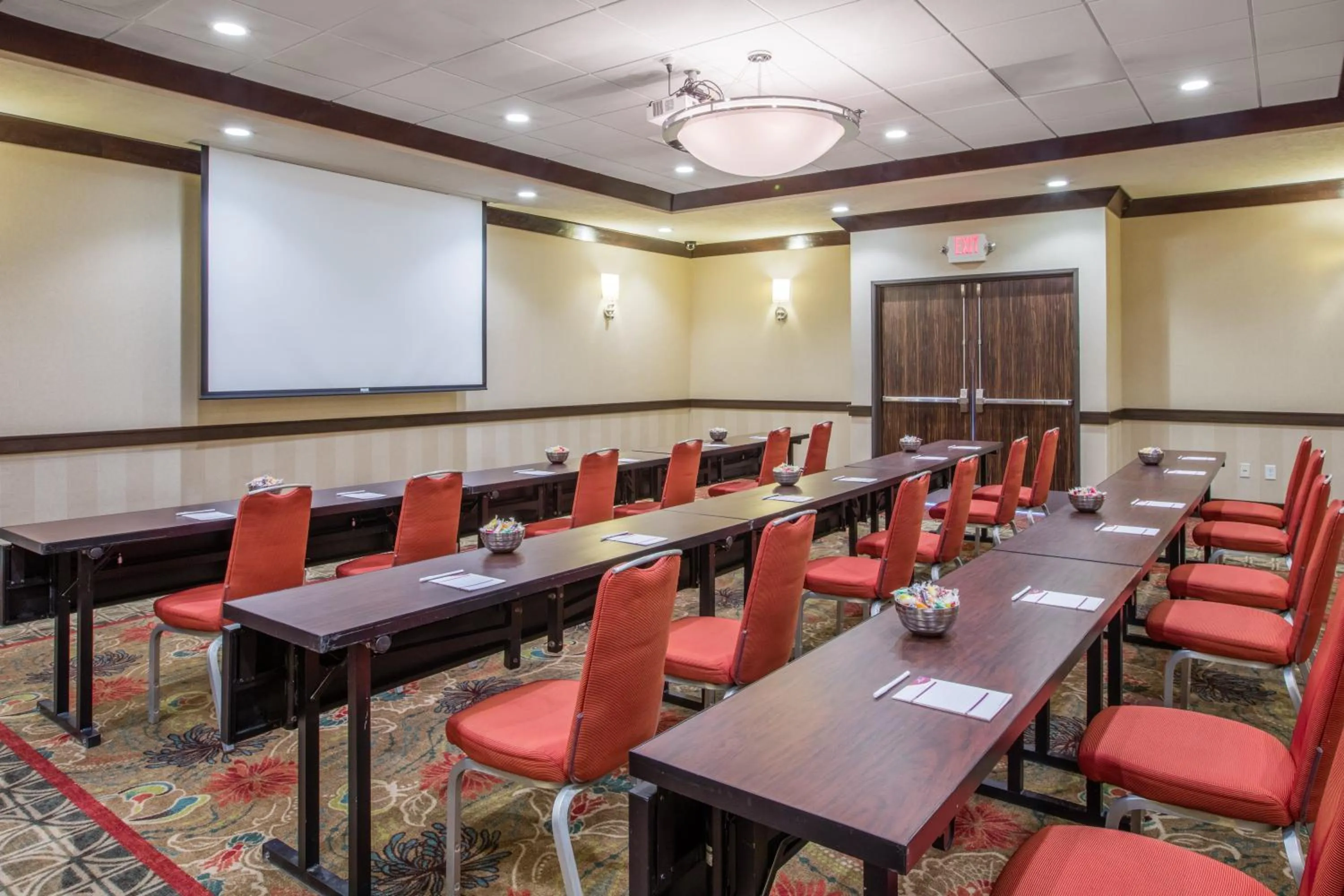 Meeting/conference room in Crowne Plaza Anchorage-Midtown by IHG