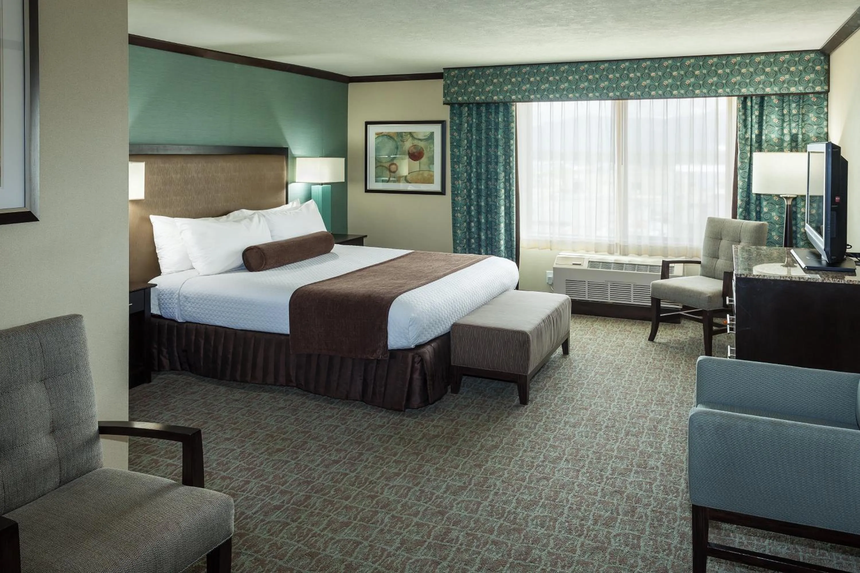 Photo of the whole room, Bed in Crowne Plaza Anchorage-Midtown by IHG