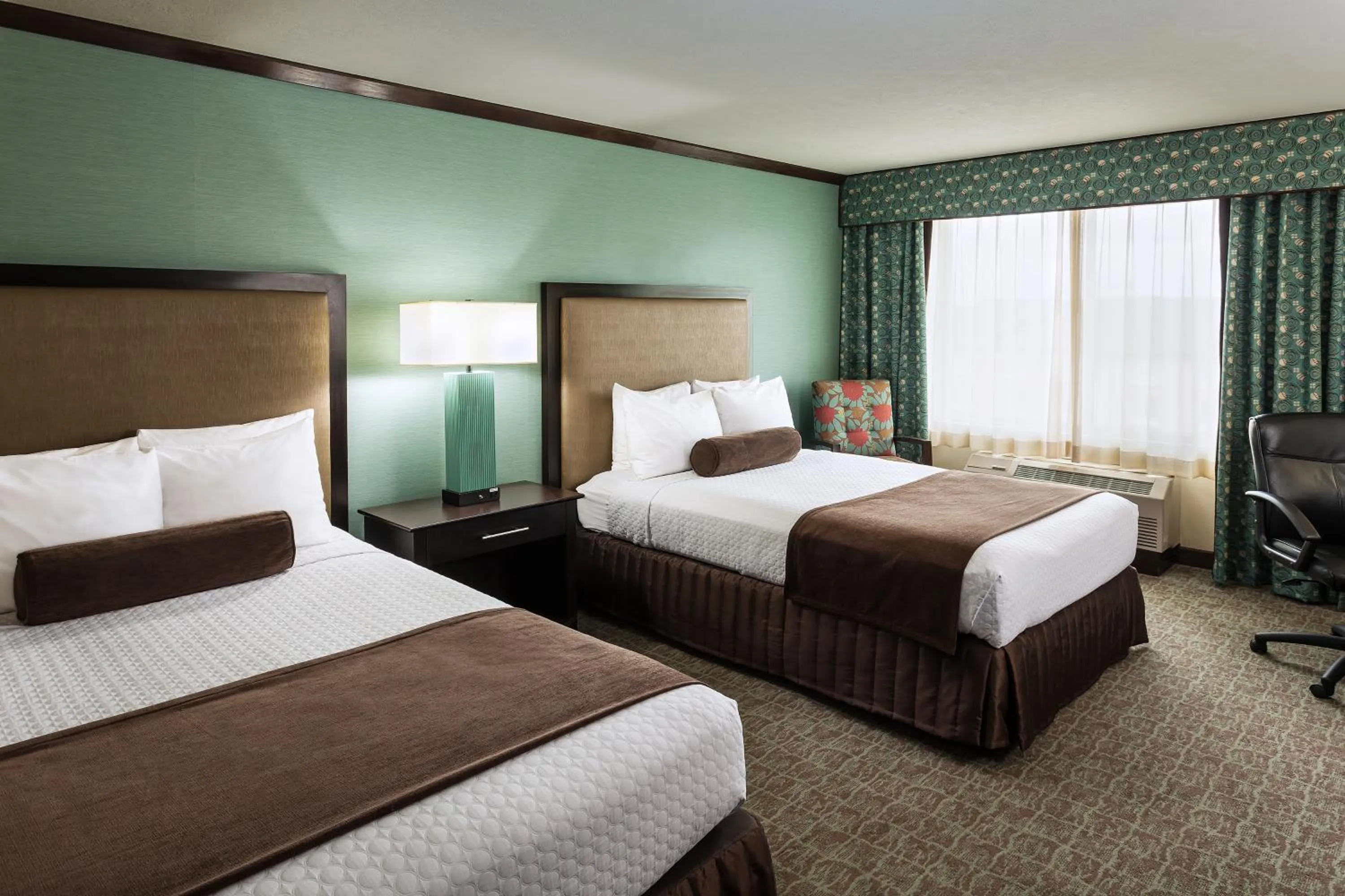 Photo of the whole room, Bed in Crowne Plaza Anchorage-Midtown by IHG