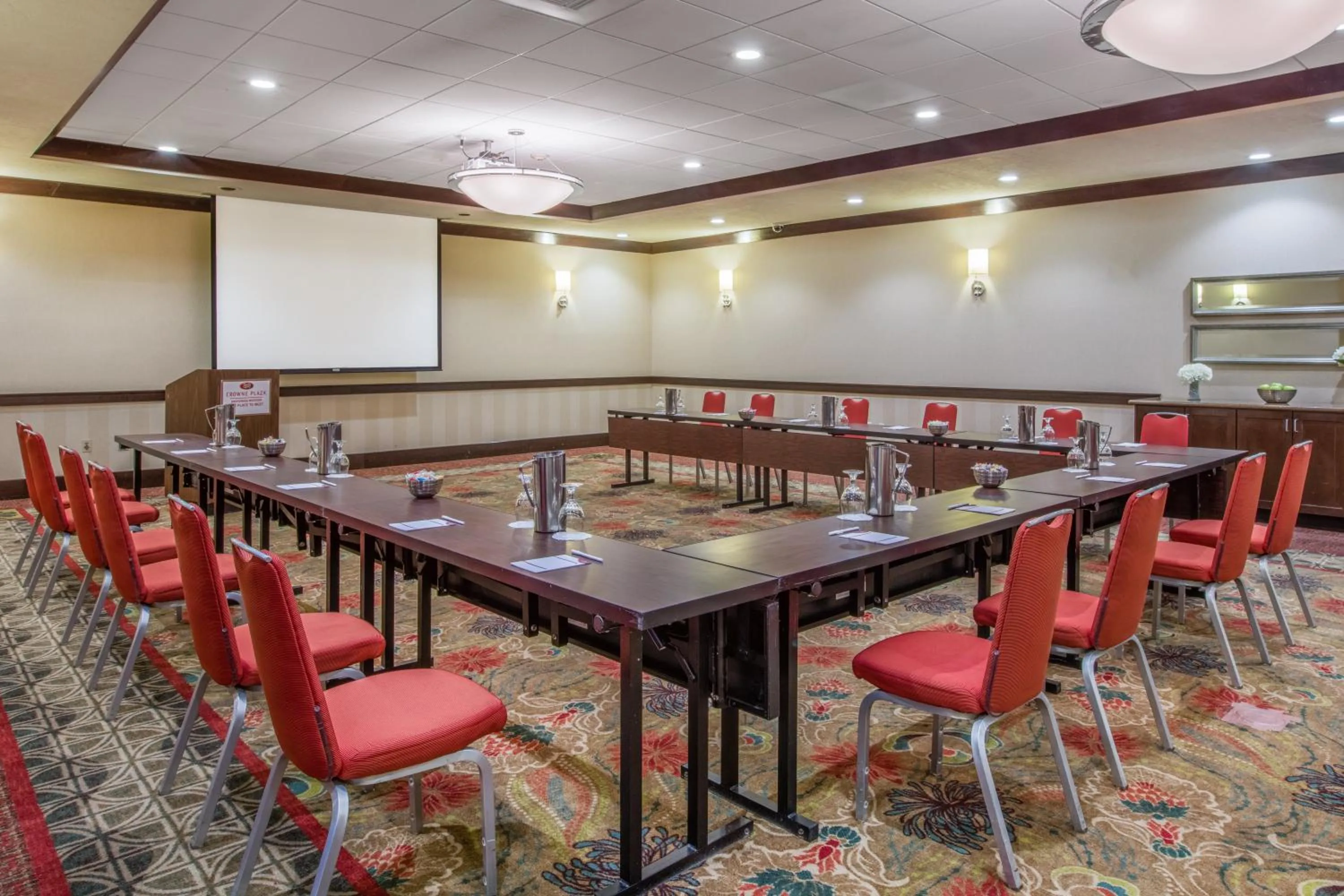 Meeting/conference room in Crowne Plaza Anchorage-Midtown by IHG