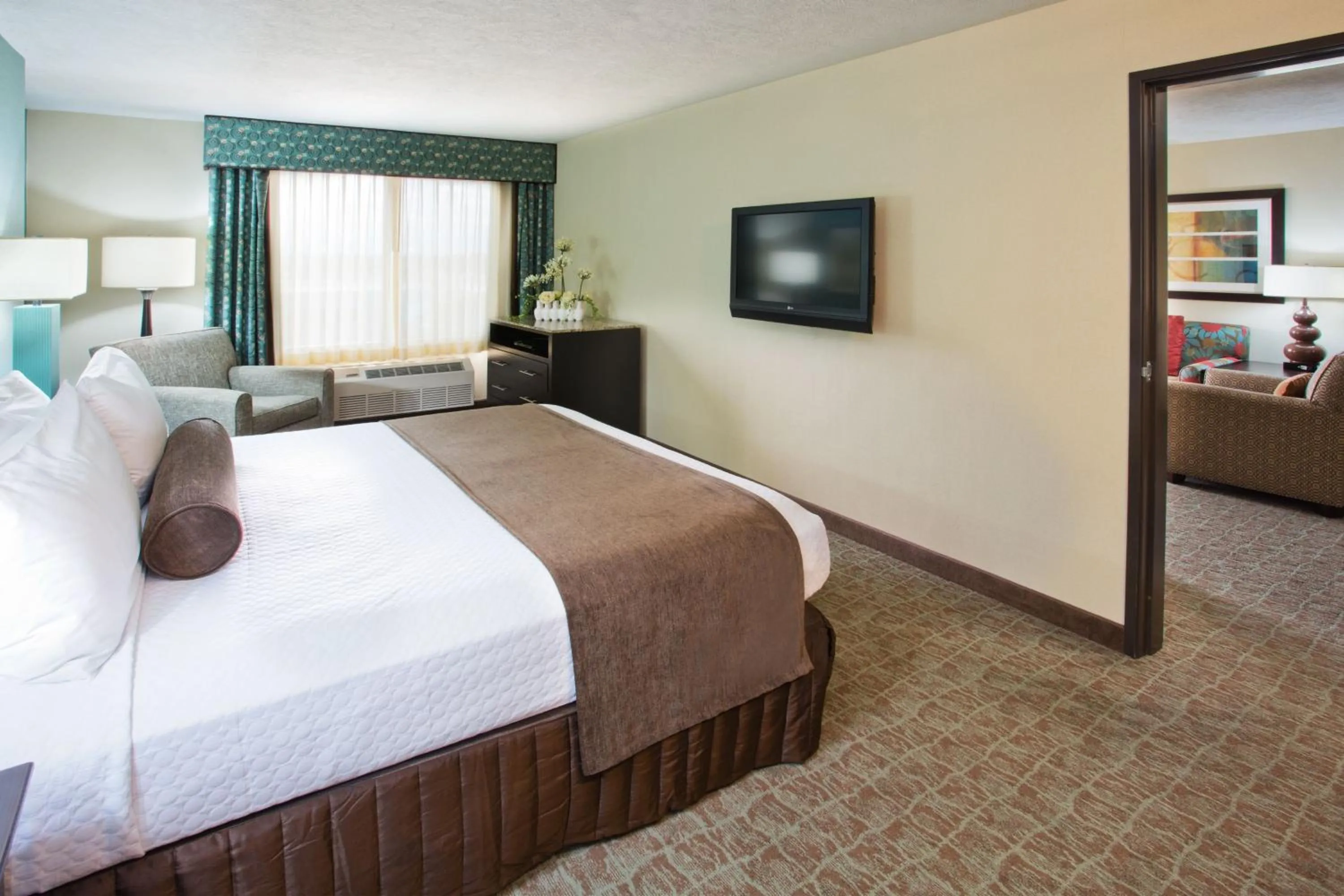 Photo of the whole room, Bed in Crowne Plaza Anchorage-Midtown by IHG
