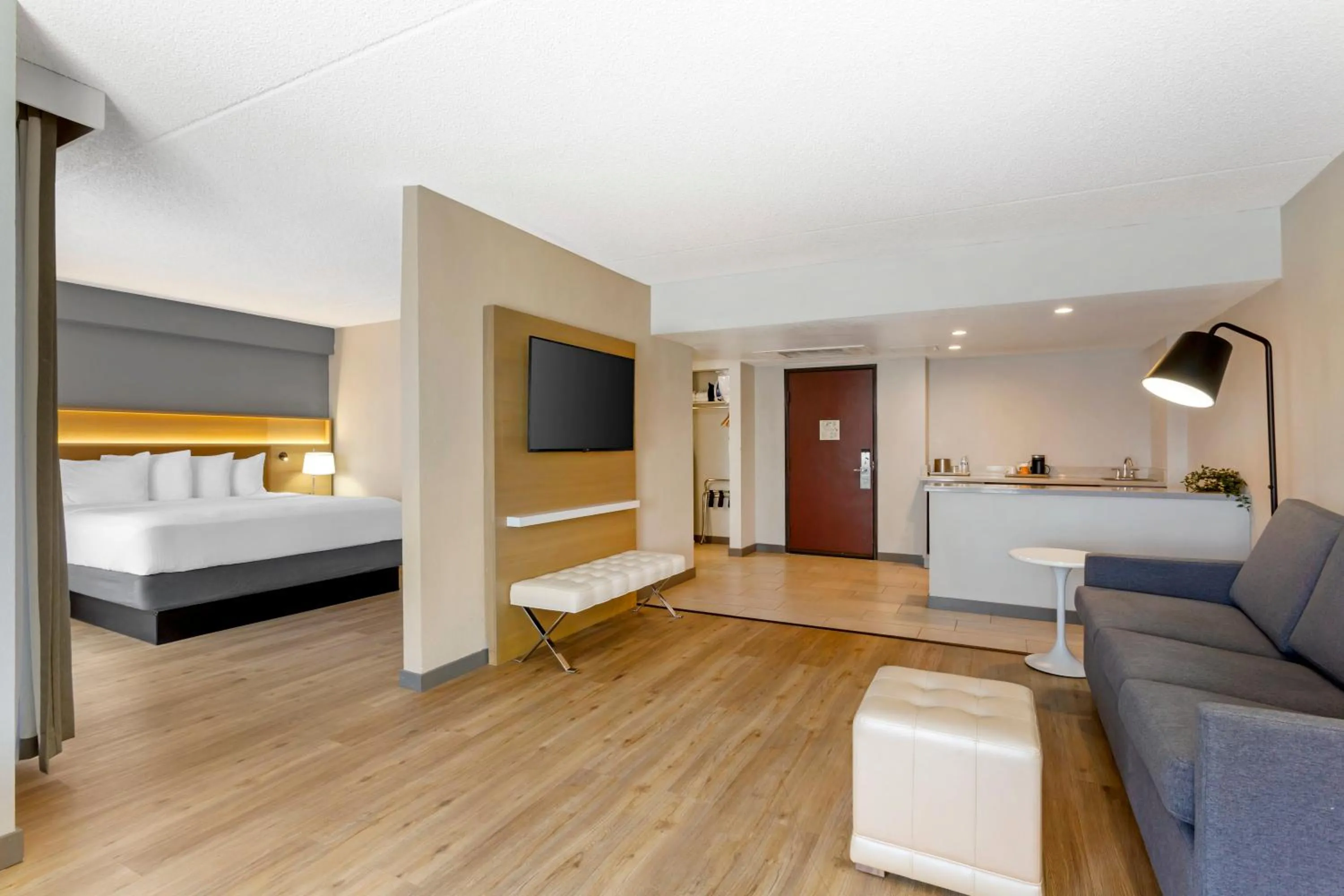 Communal lounge/ TV room, Bed in Radisson Hotel Casa Grande