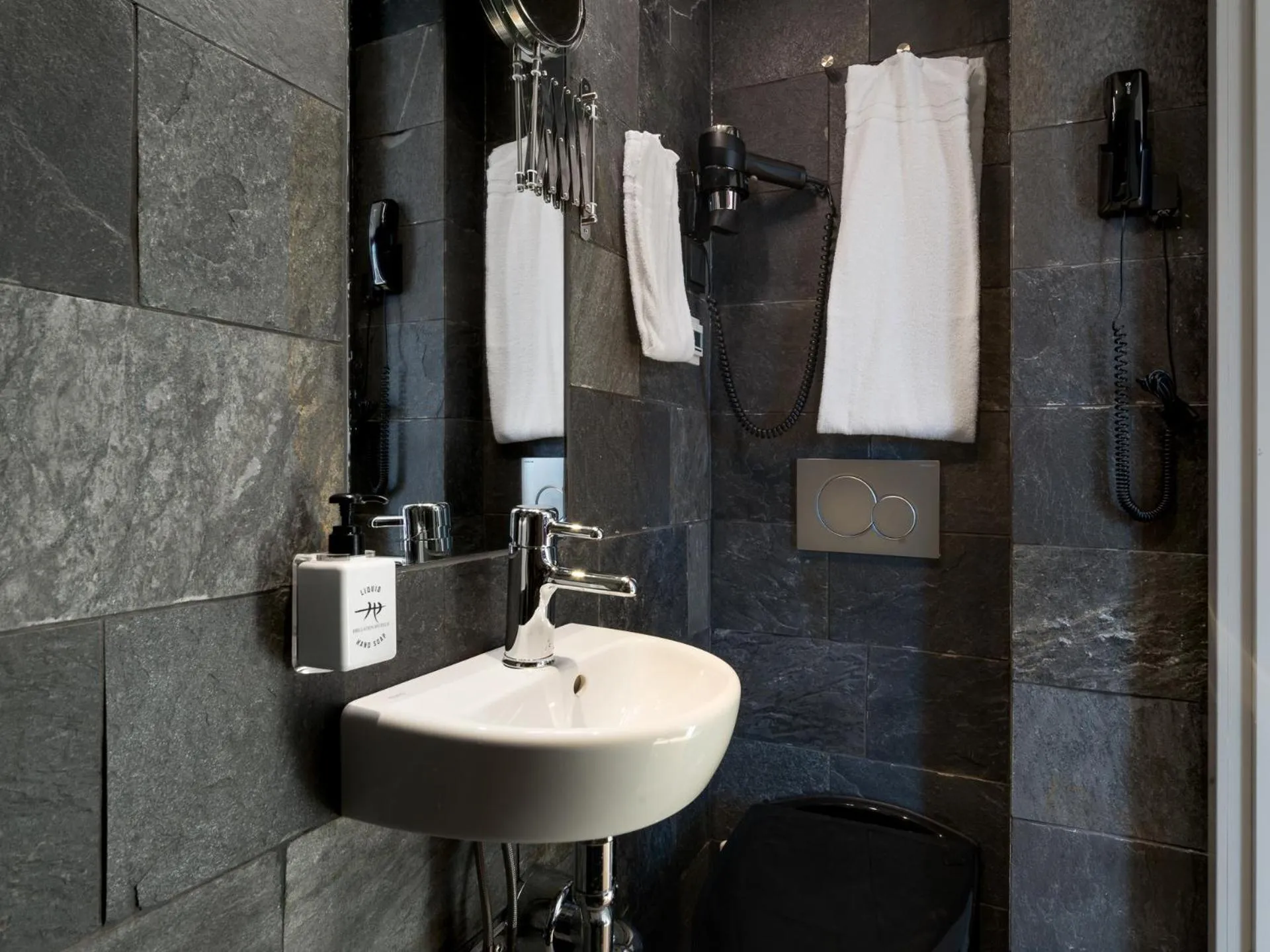 Toilet in Hellstens Glashus