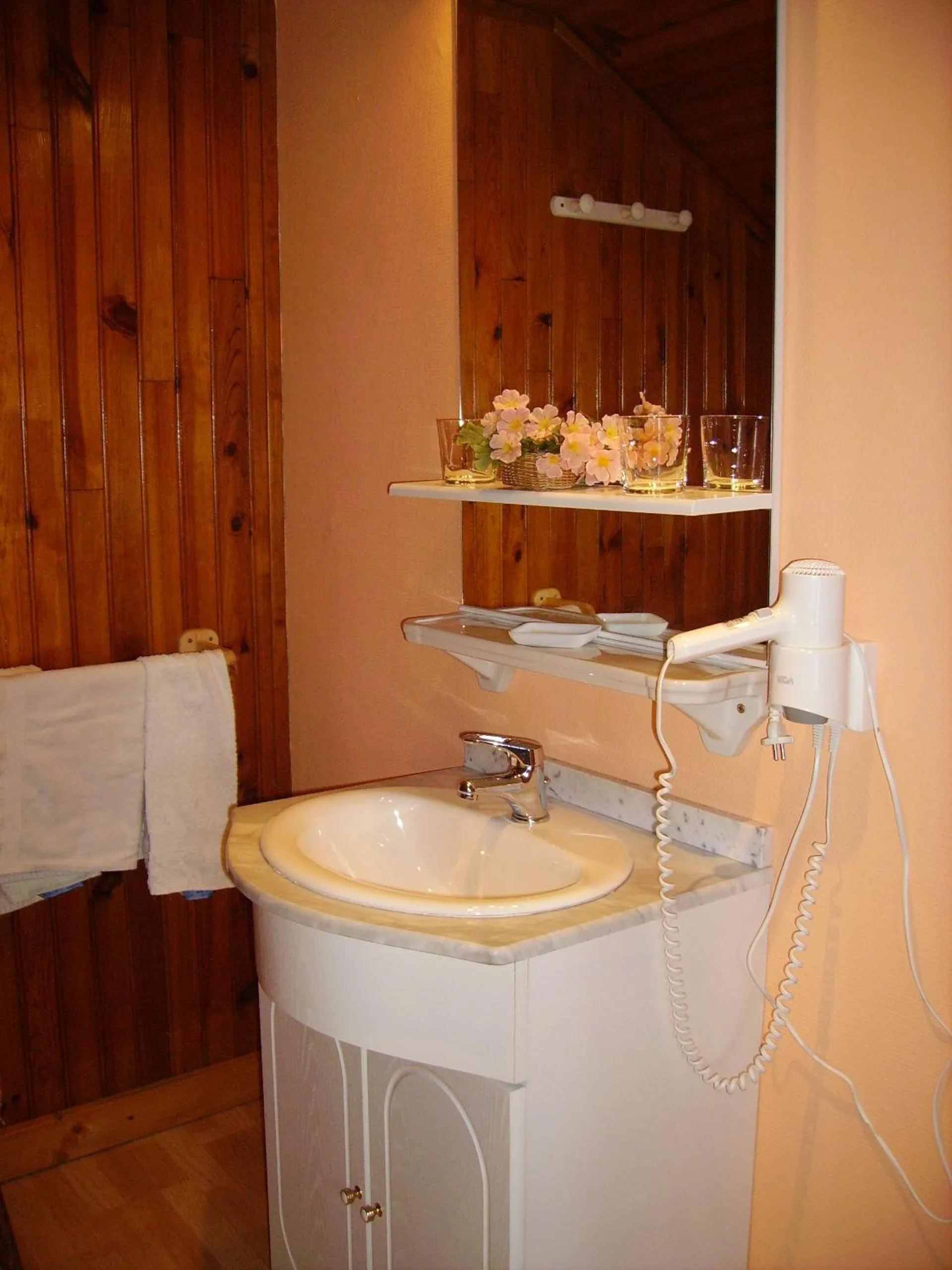 Shower in Hôtel La Vallée