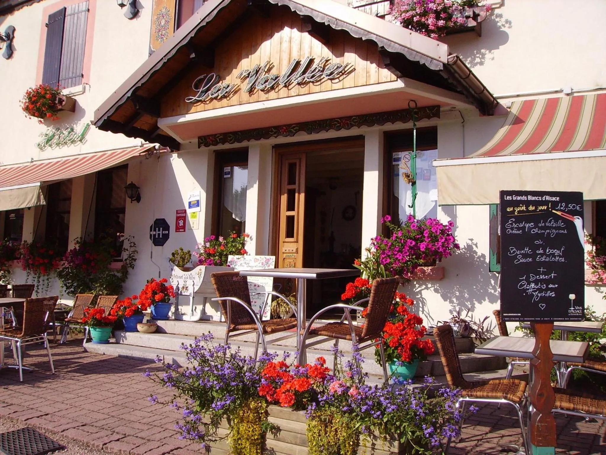 Facade/entrance in Hôtel La Vallée