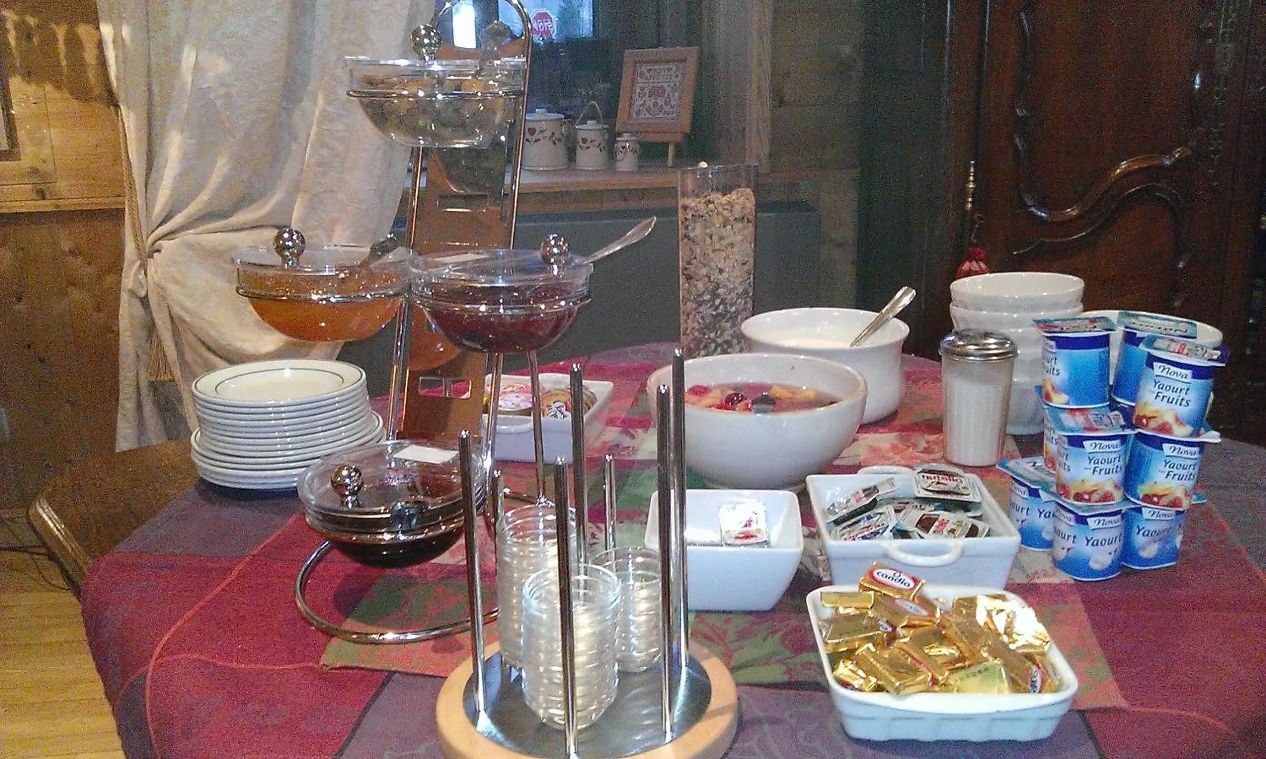 Buffet breakfast in Hôtel La Vallée