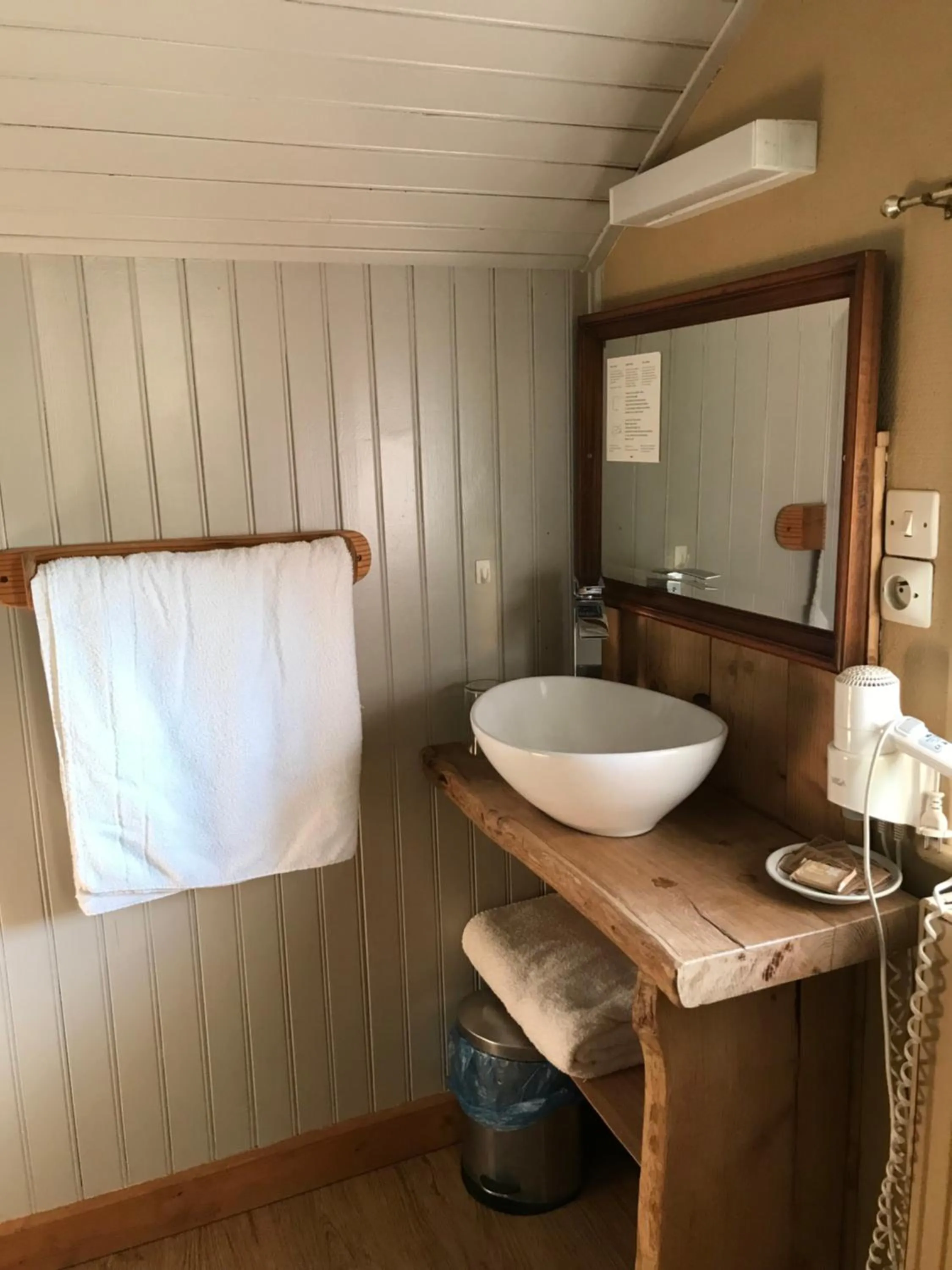 Bathroom in Hôtel La Vallée