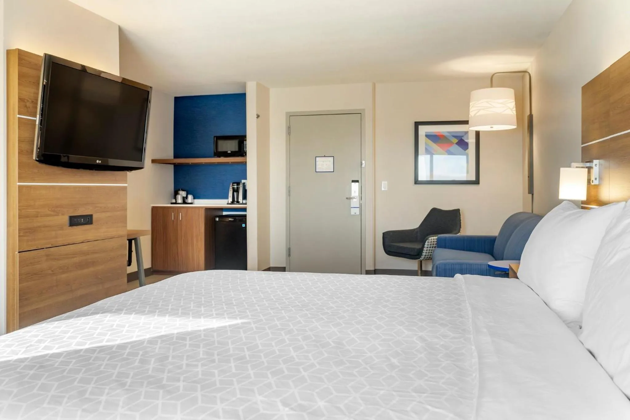 Photo of the whole room, Bed in Holiday Inn Express Hotel & Suites Albuquerque Midtown by IHG