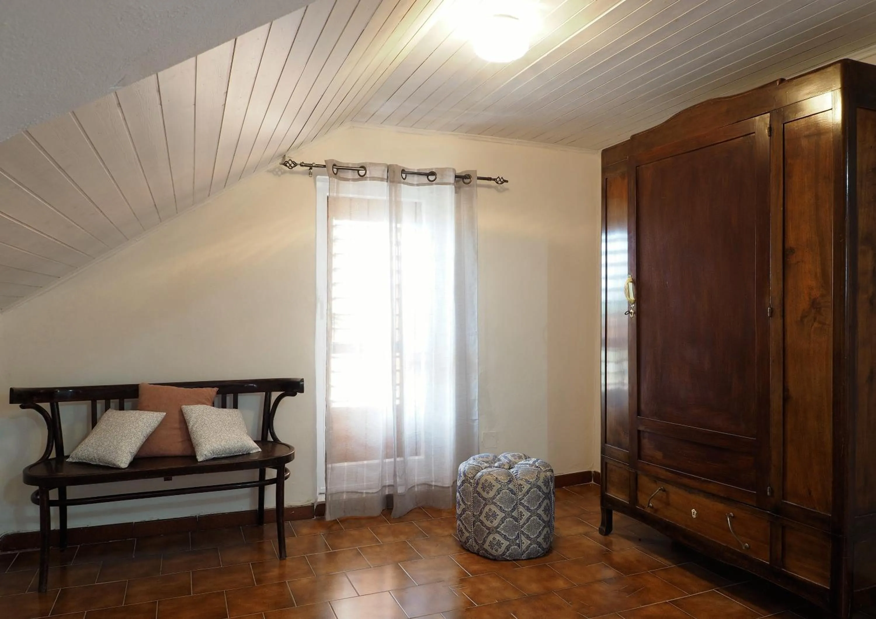 Photo of the whole room in Domus Tua