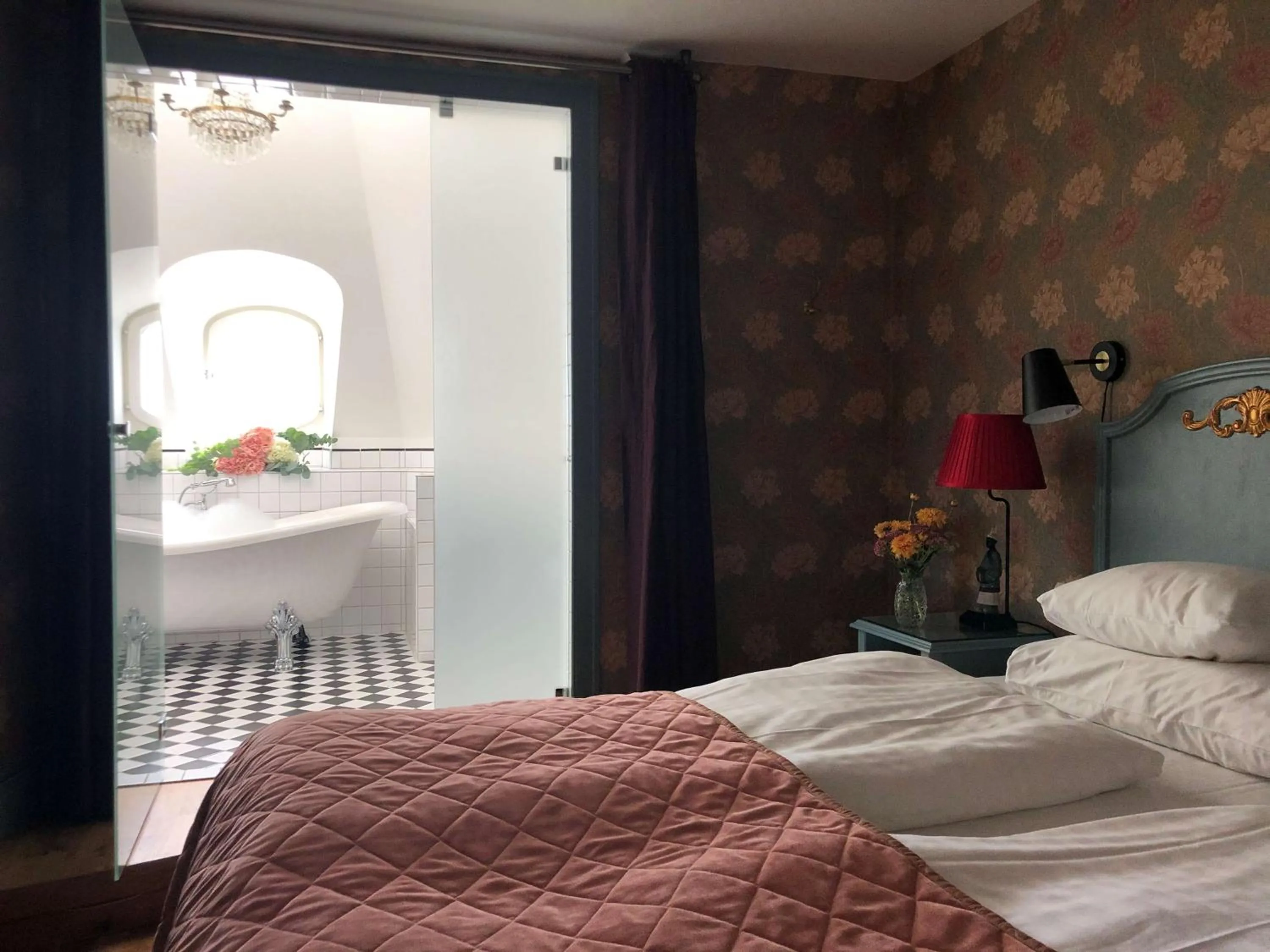 Bathroom, Bed in Hotel Kung Carl, WorldHotels Crafted