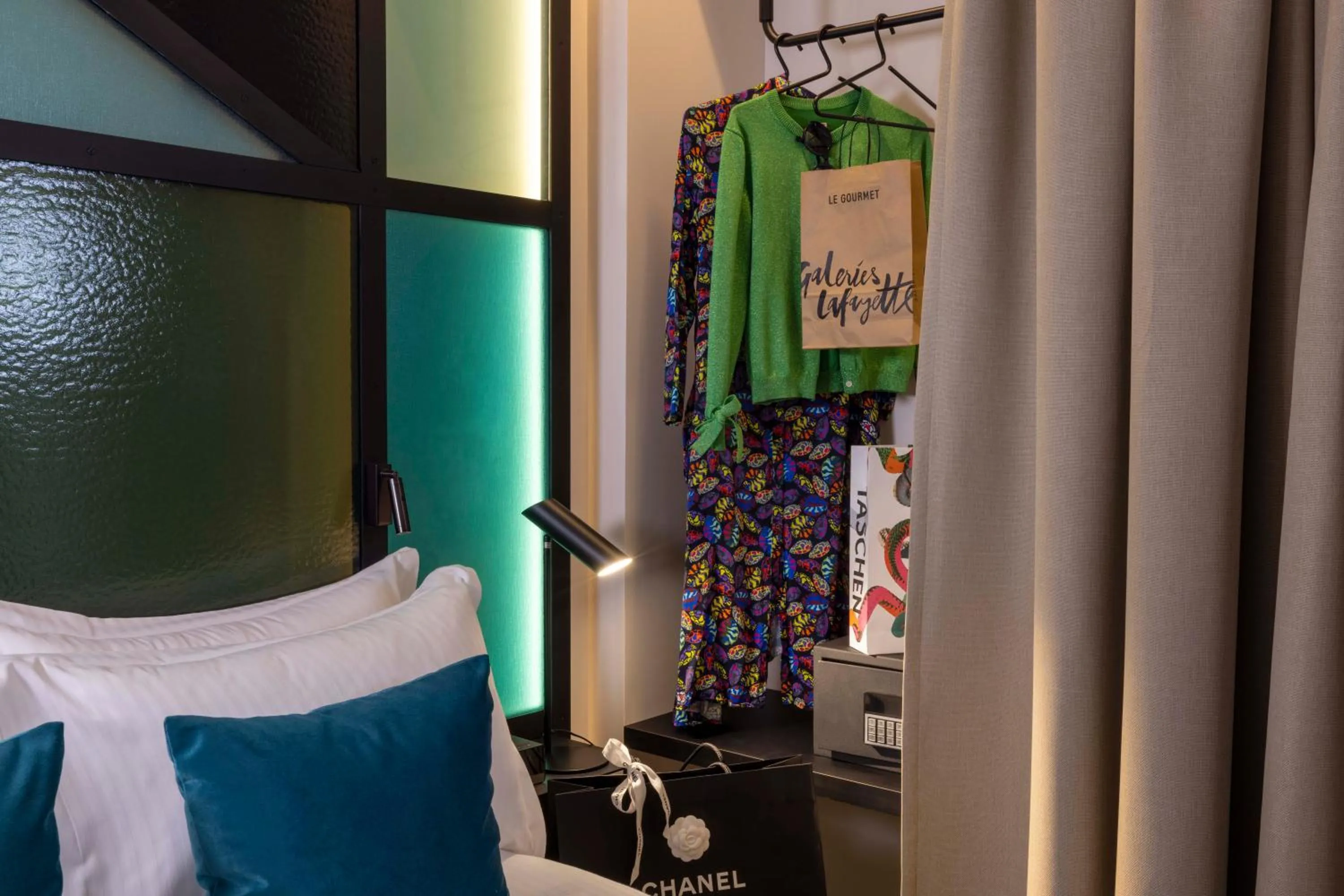 Bedroom, Bed in Le 12 Hôtel