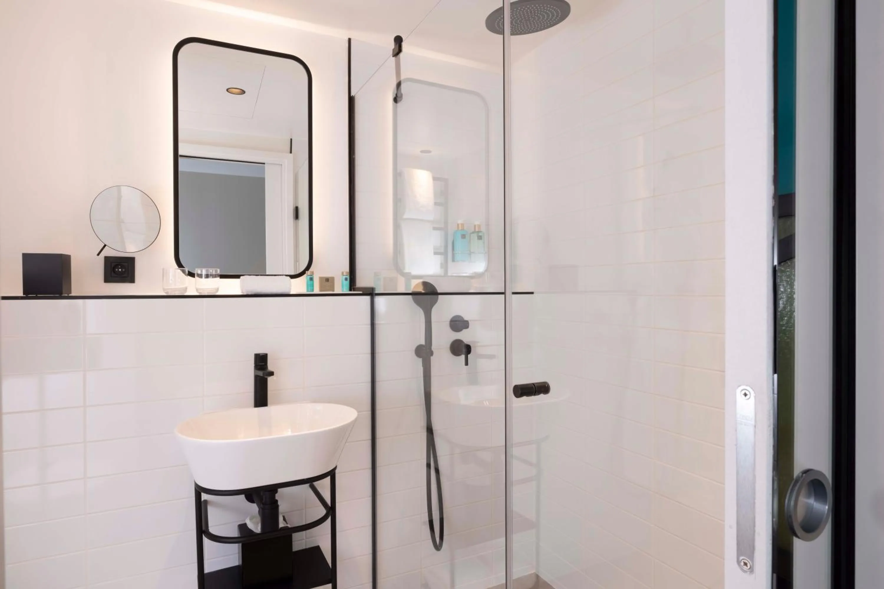 Bathroom in Le 12 Hôtel