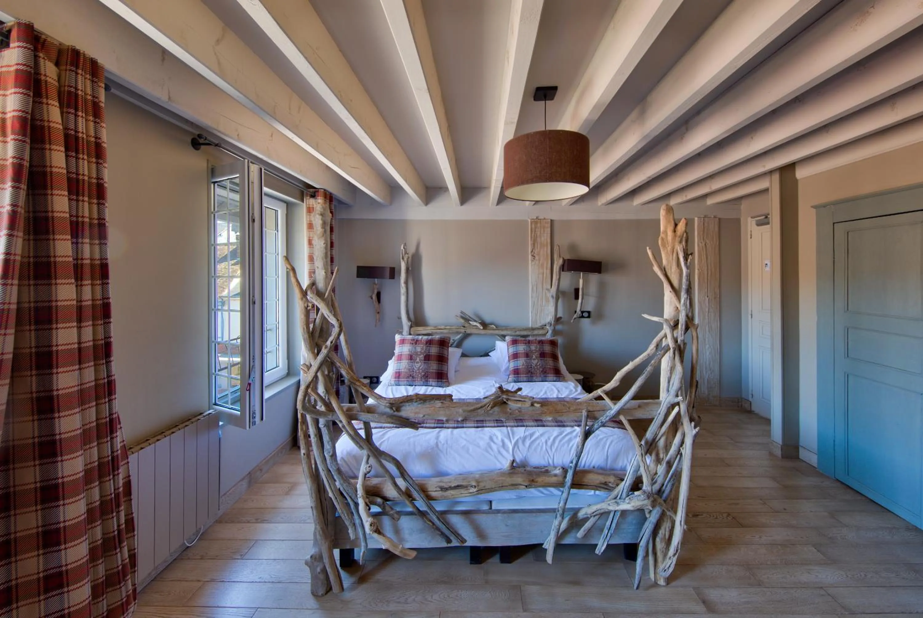 Bed in Hotel Du Grand Cerf & Spa