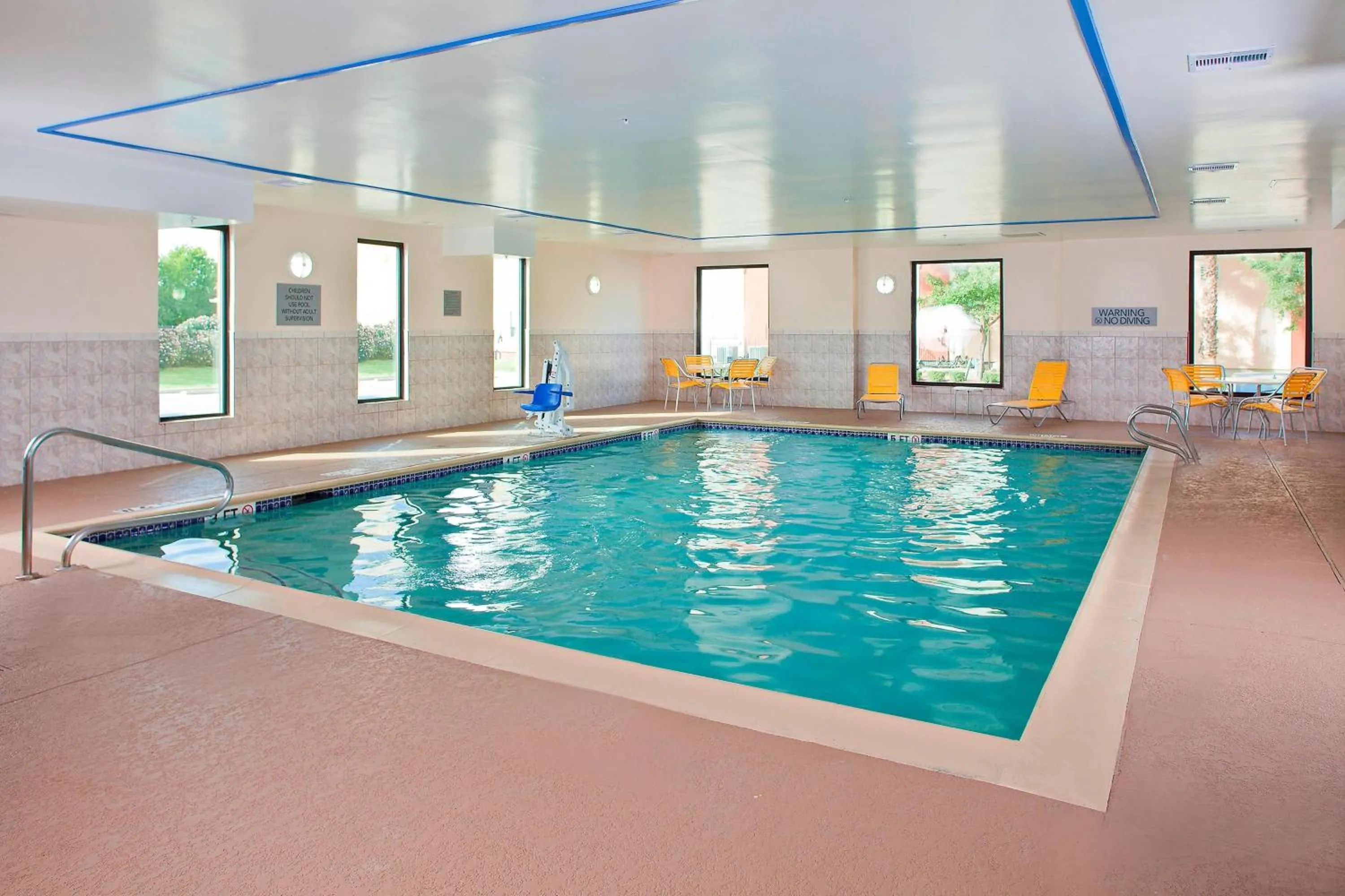 Swimming pool in Fairfield Inn & Suites Houston Hobby Airport