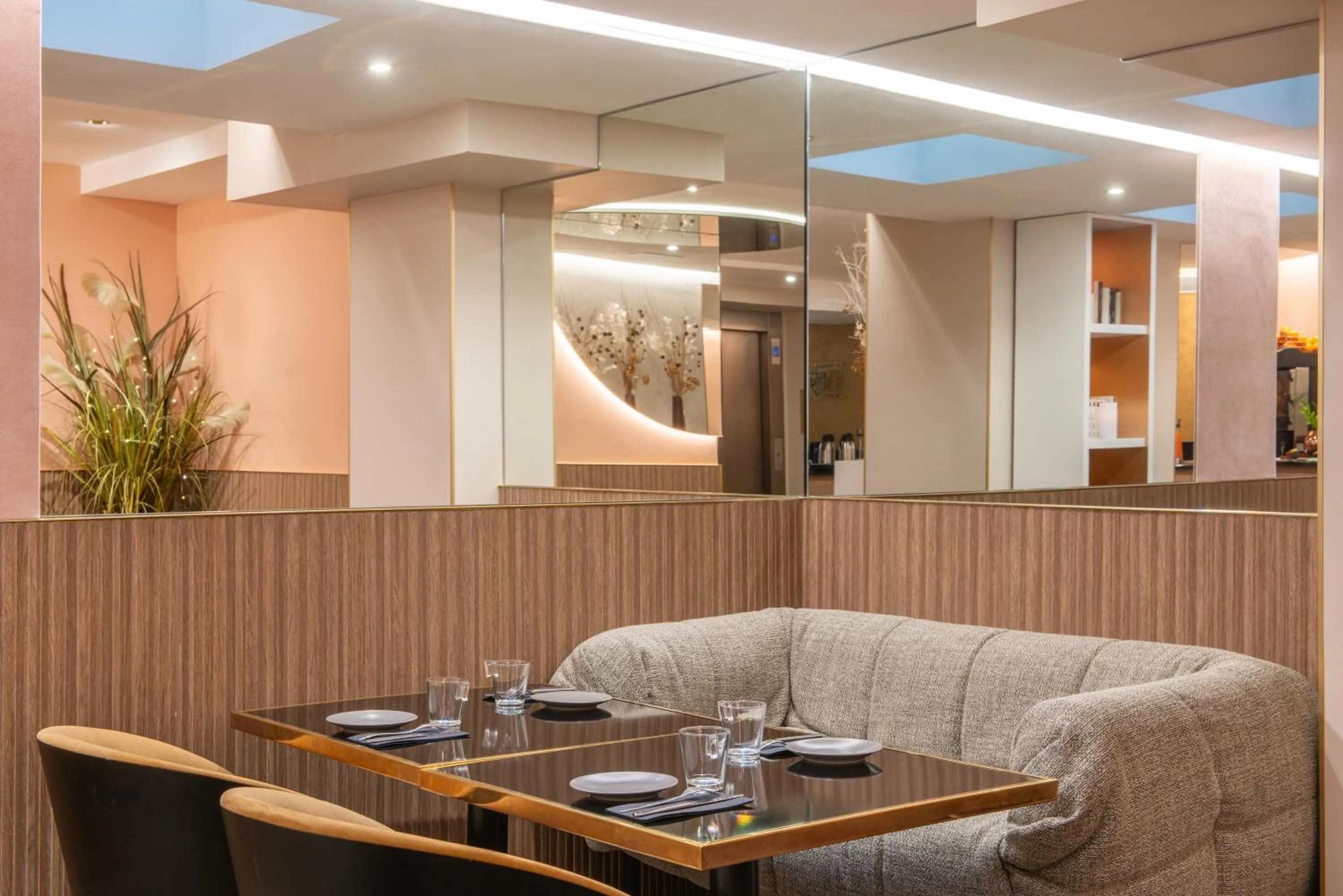 Breakfast in Arc Elysées