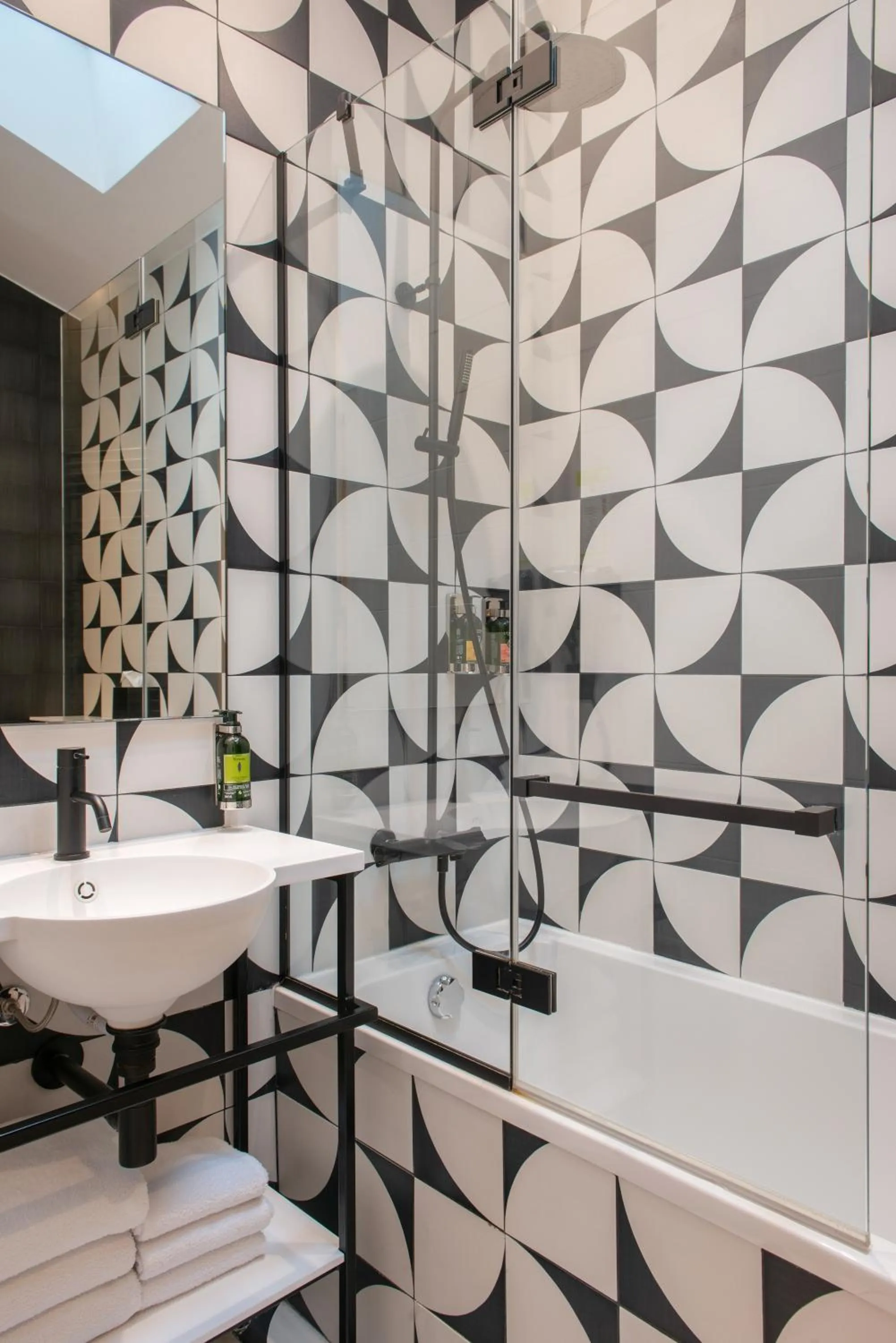 Bathroom in Arc Elysées