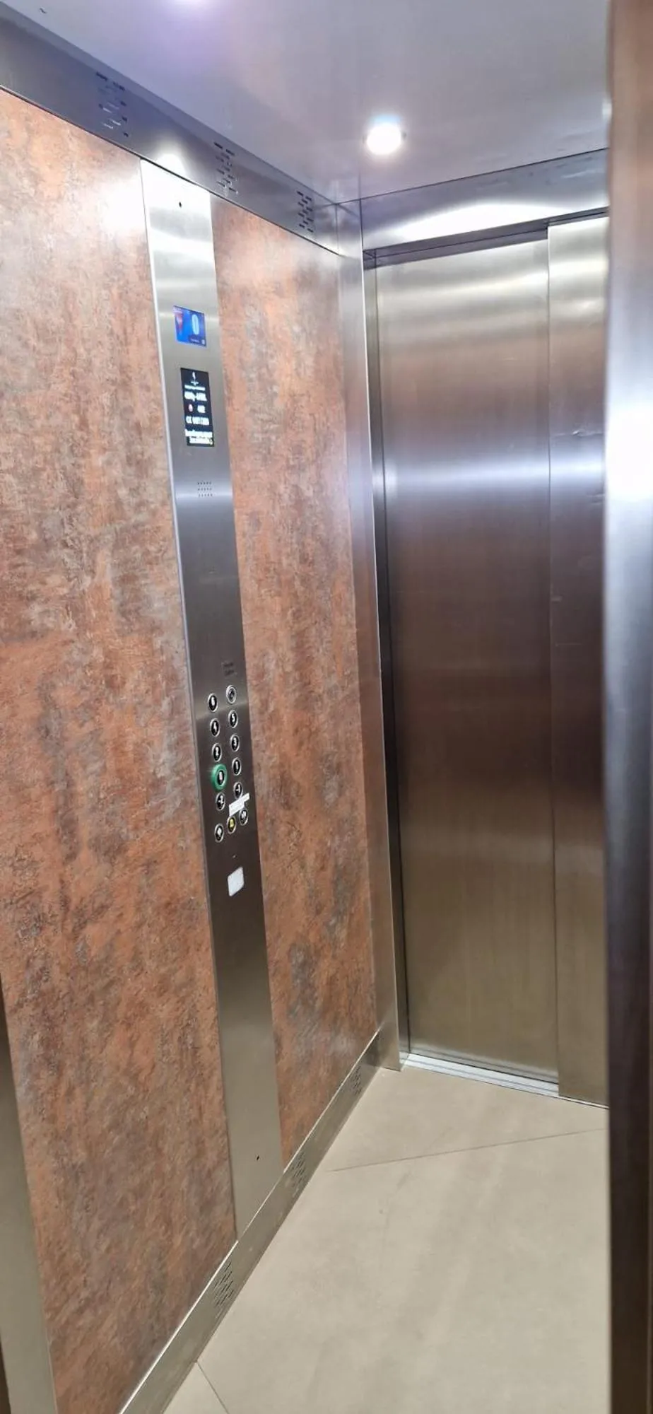 elevator in Arc Elysées