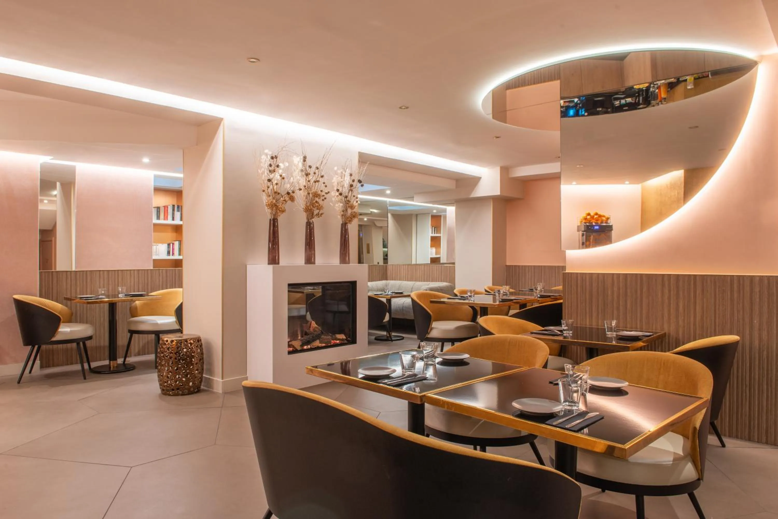 Breakfast in Arc Elysées