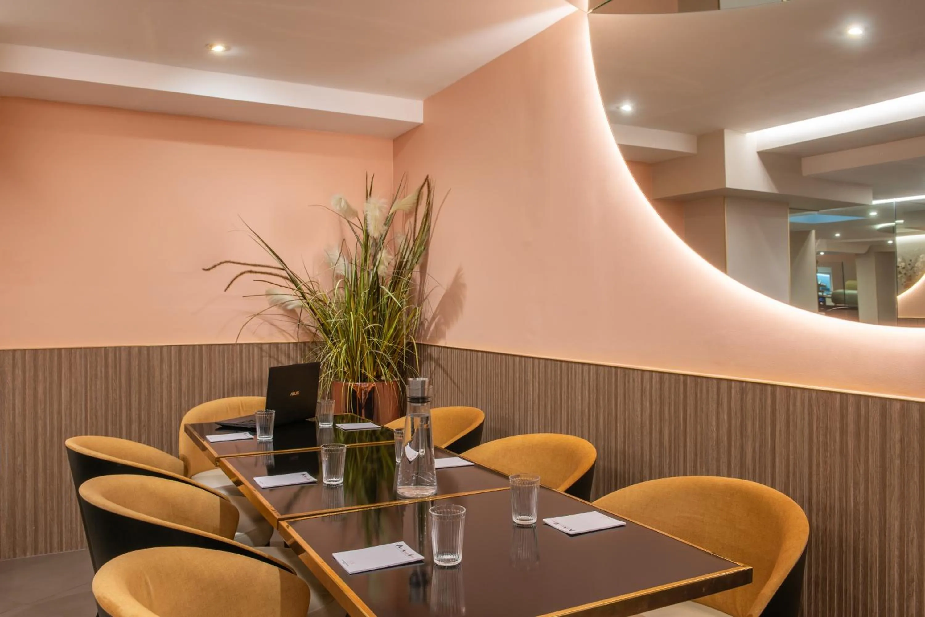 Seating area in Arc Elysées