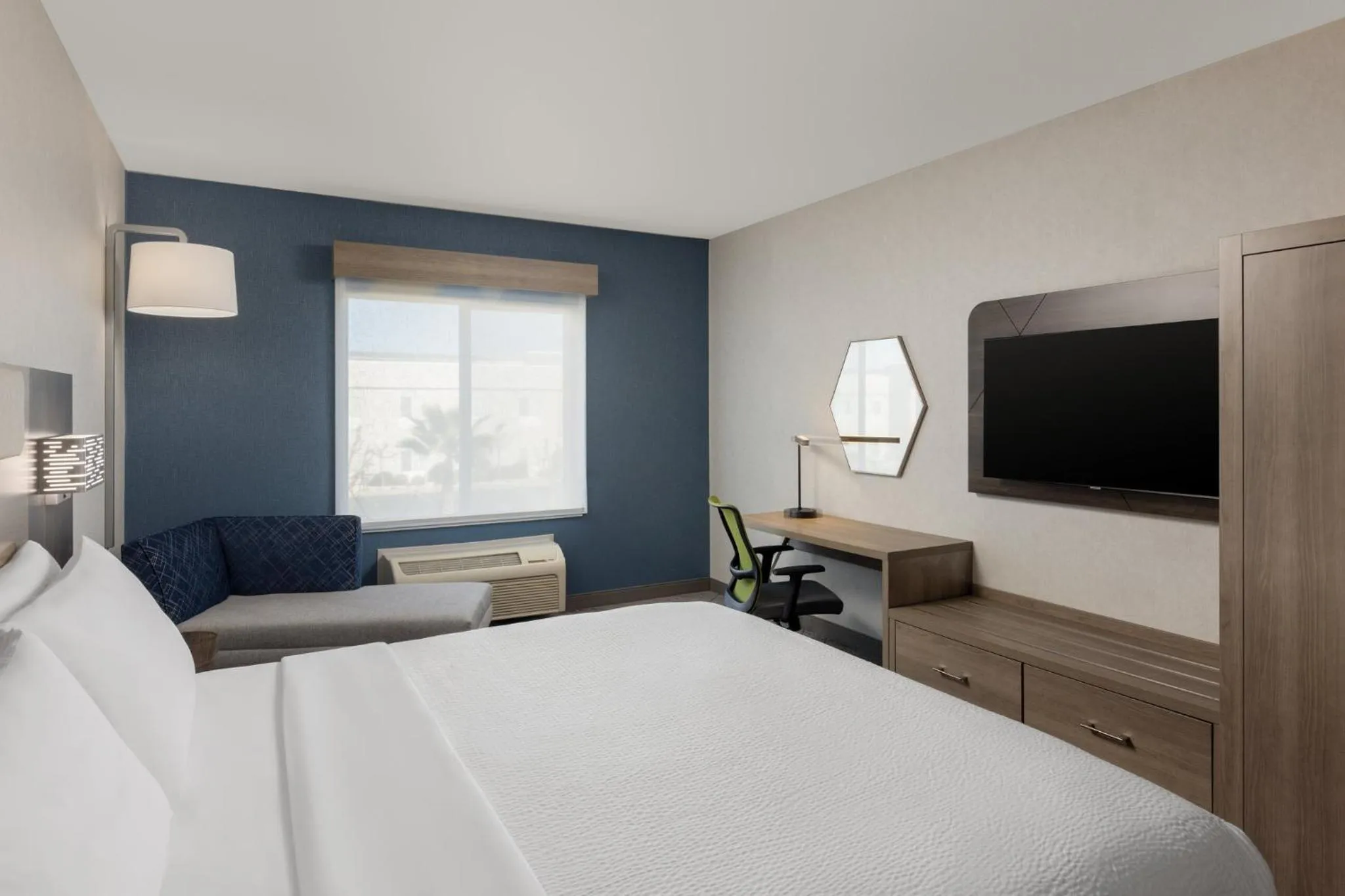 Photo of the whole room, Bed in Holiday Inn Express & Suites Sacramento NE Cal Expo by IHG