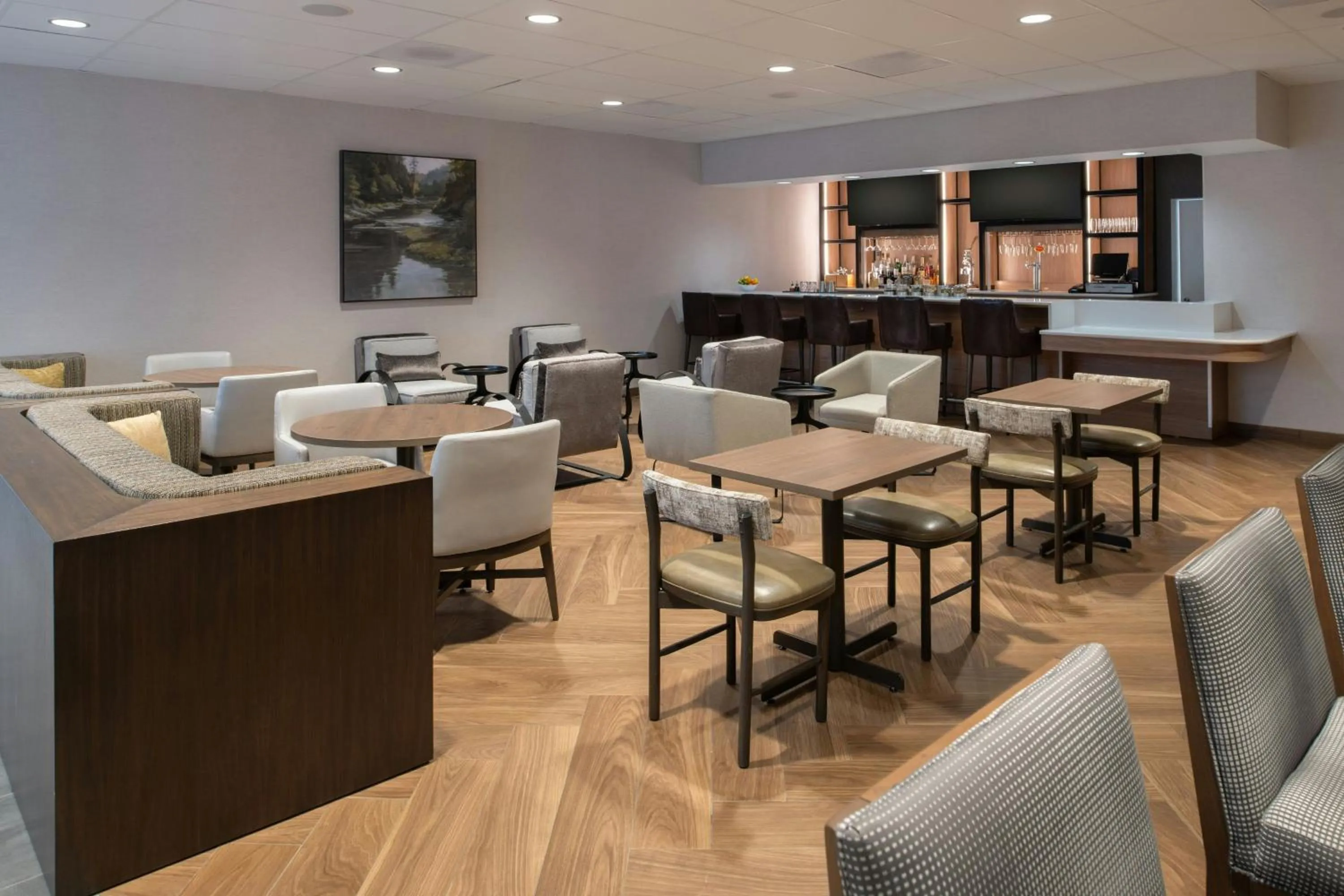 Lounge or bar in Fairfield by Marriott Issaquah