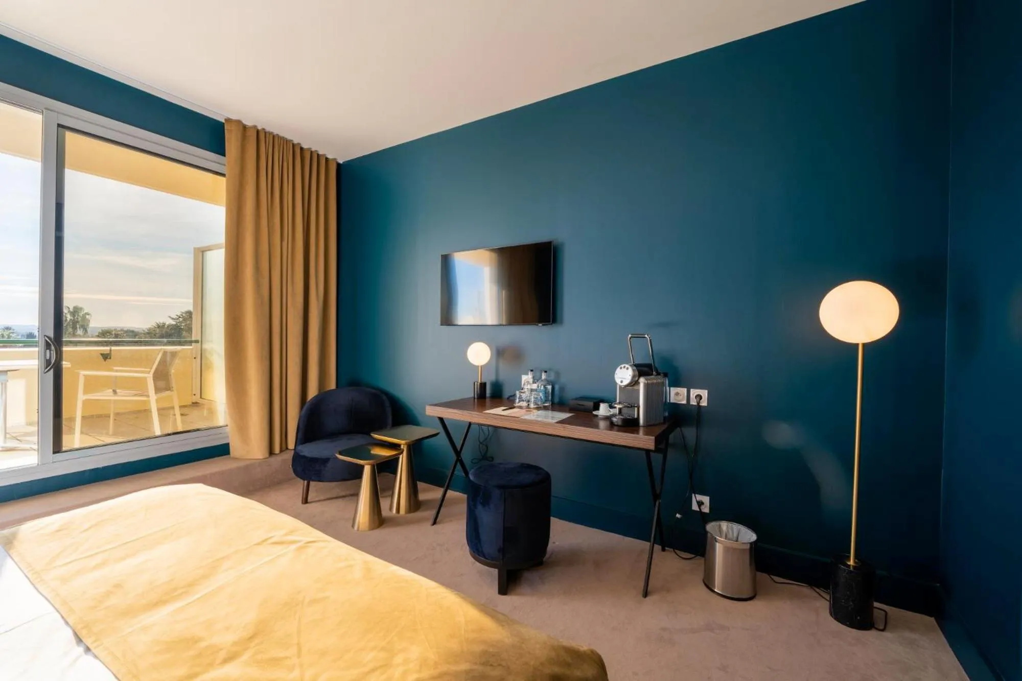 hair dresser, Bed in Casino Hôtel des Palmiers