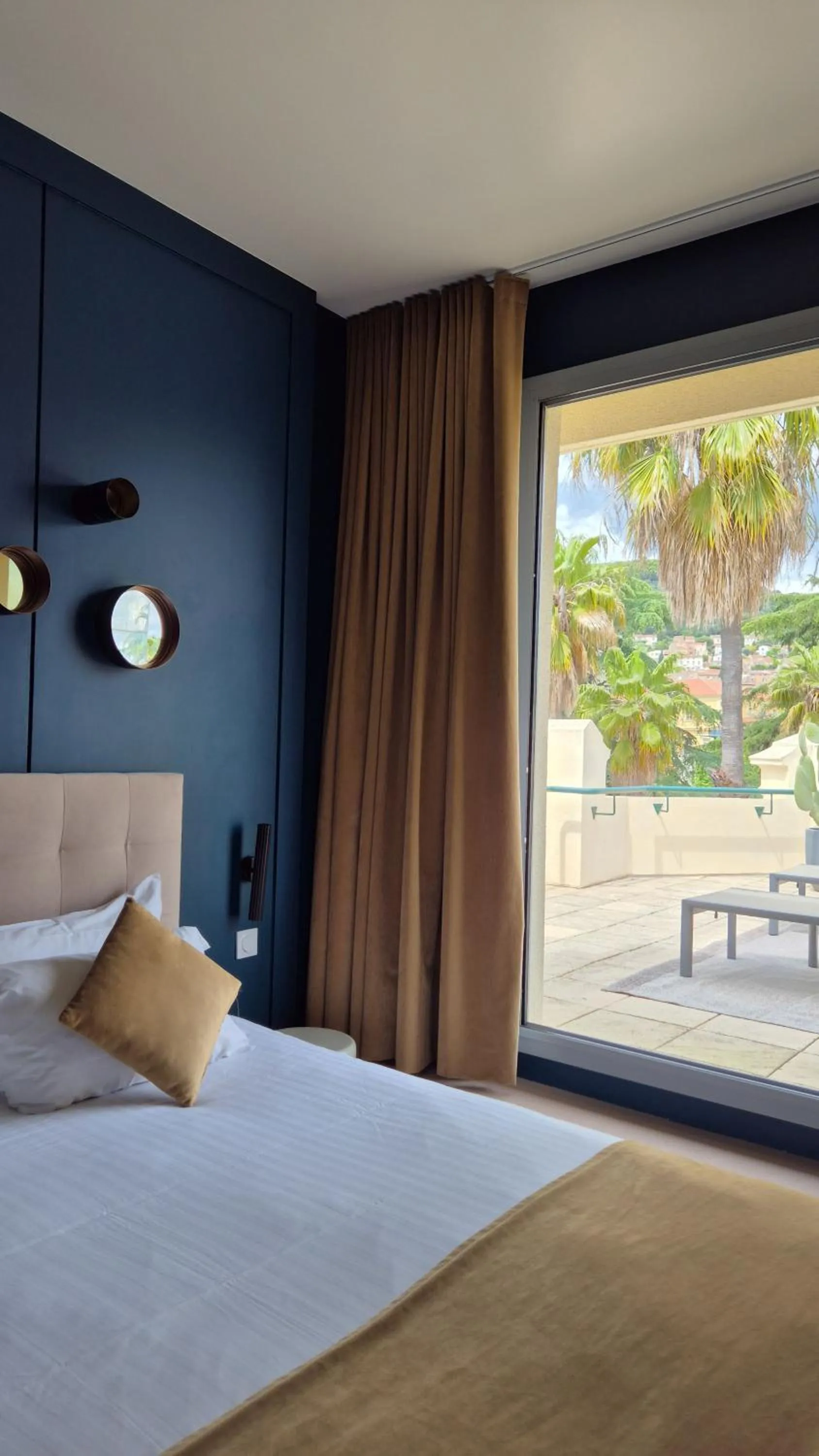 Balcony/Terrace, Bed in Casino Hôtel des Palmiers