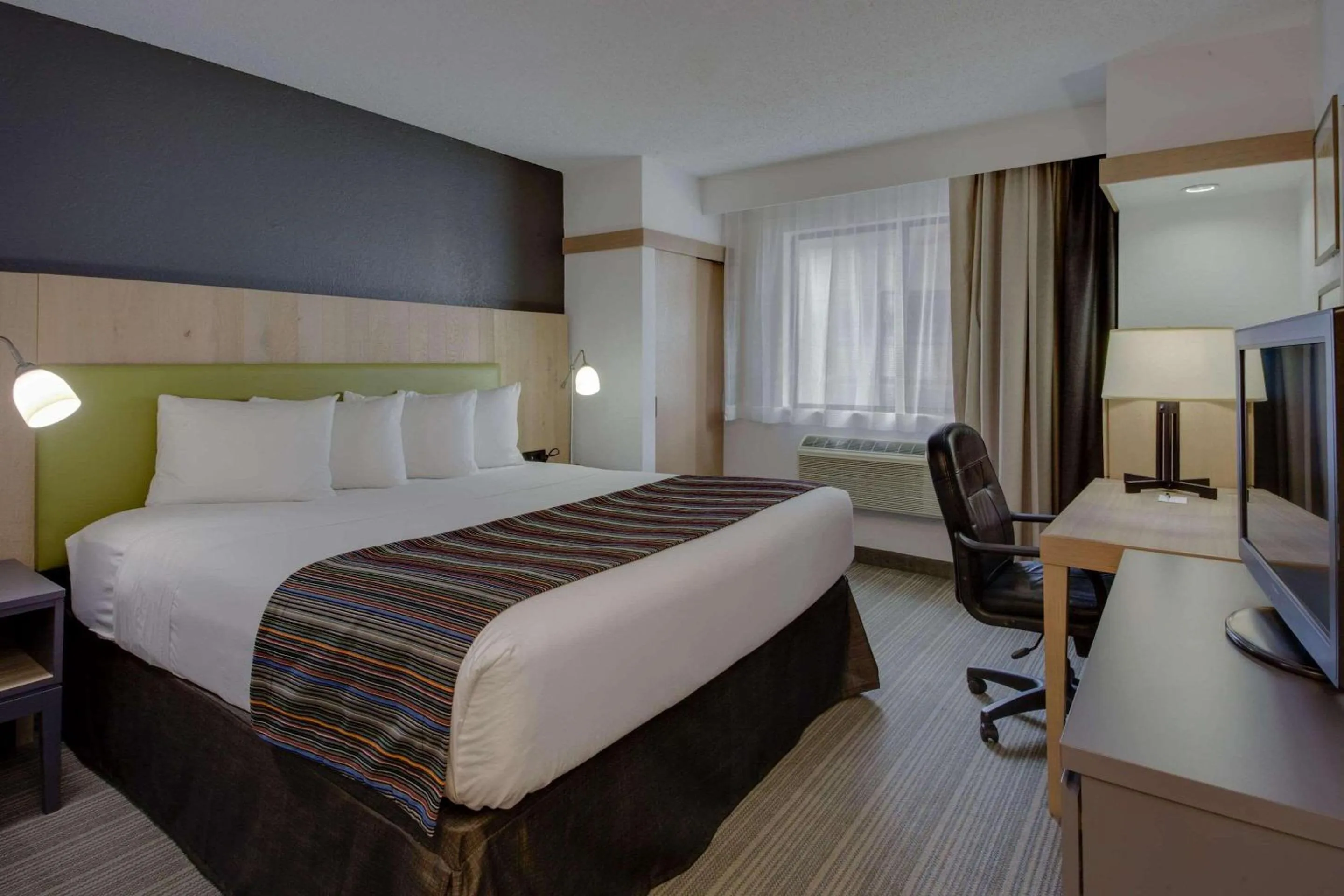 Bedroom, Bed in Country Inn & Suites by Radisson, Frederick, MD