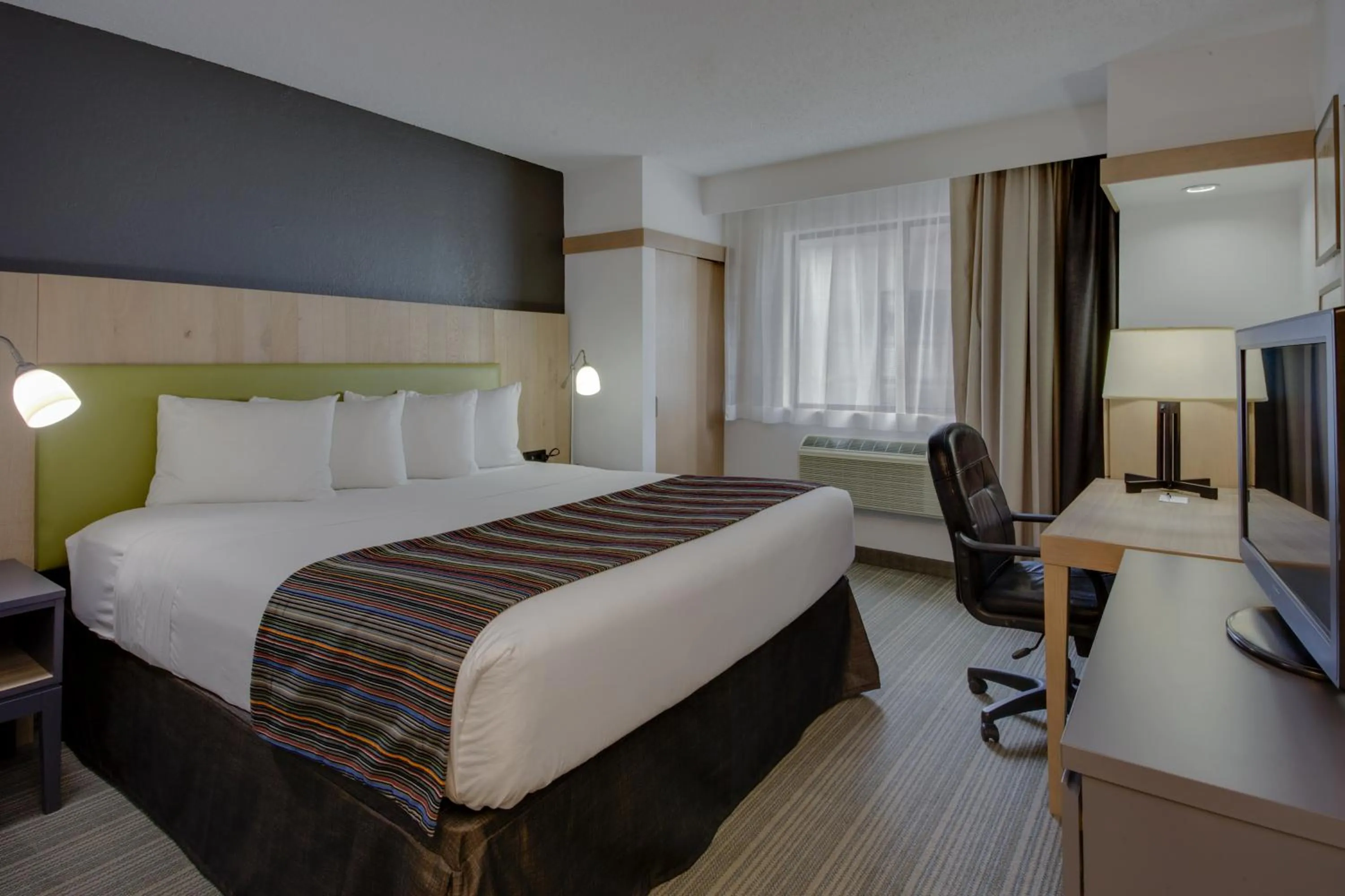 Photo of the whole room, Bed in Country Inn & Suites by Radisson, Frederick, MD