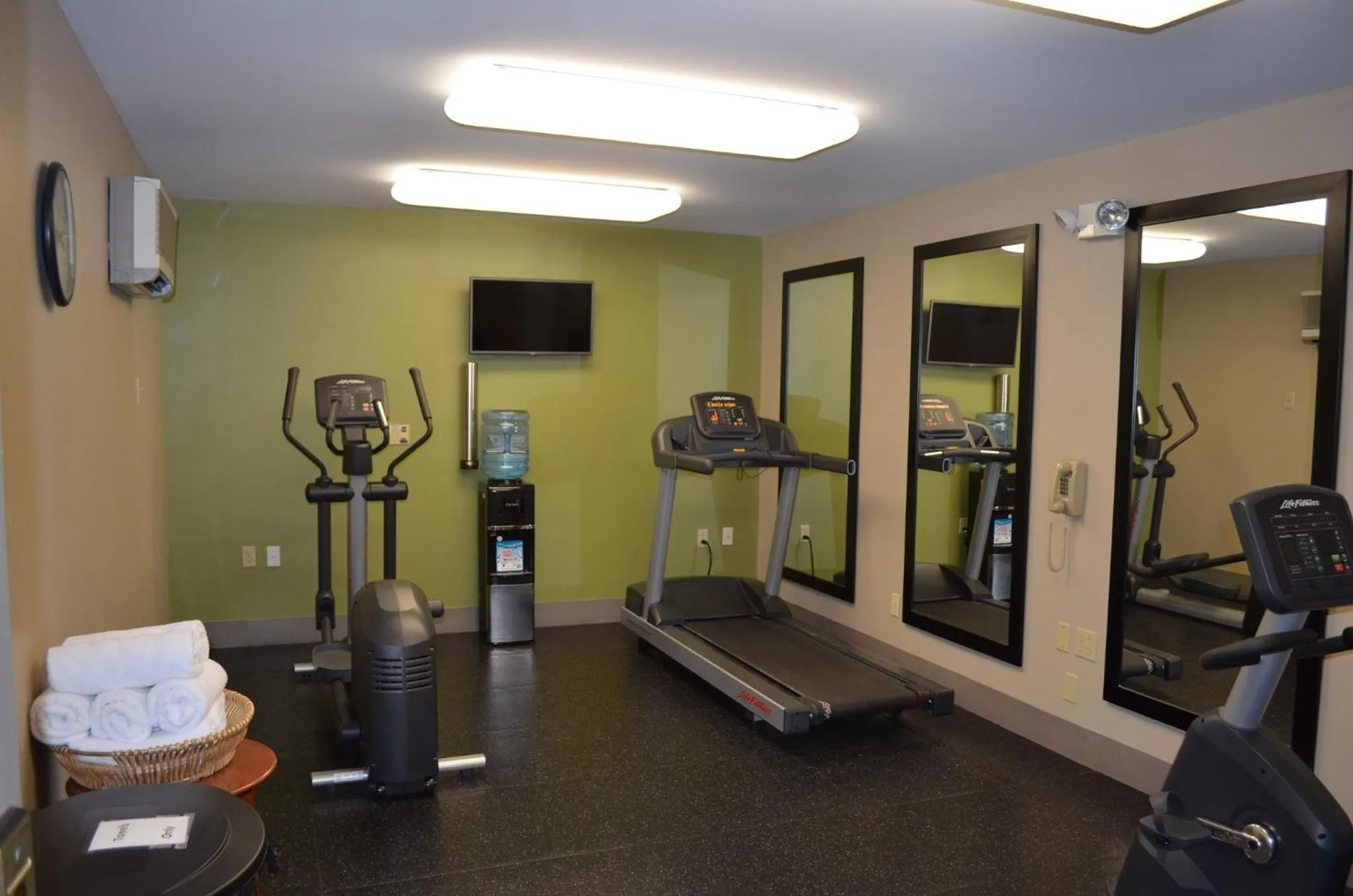 Fitness centre/facilities in Country Inn & Suites by Radisson, Frederick, MD