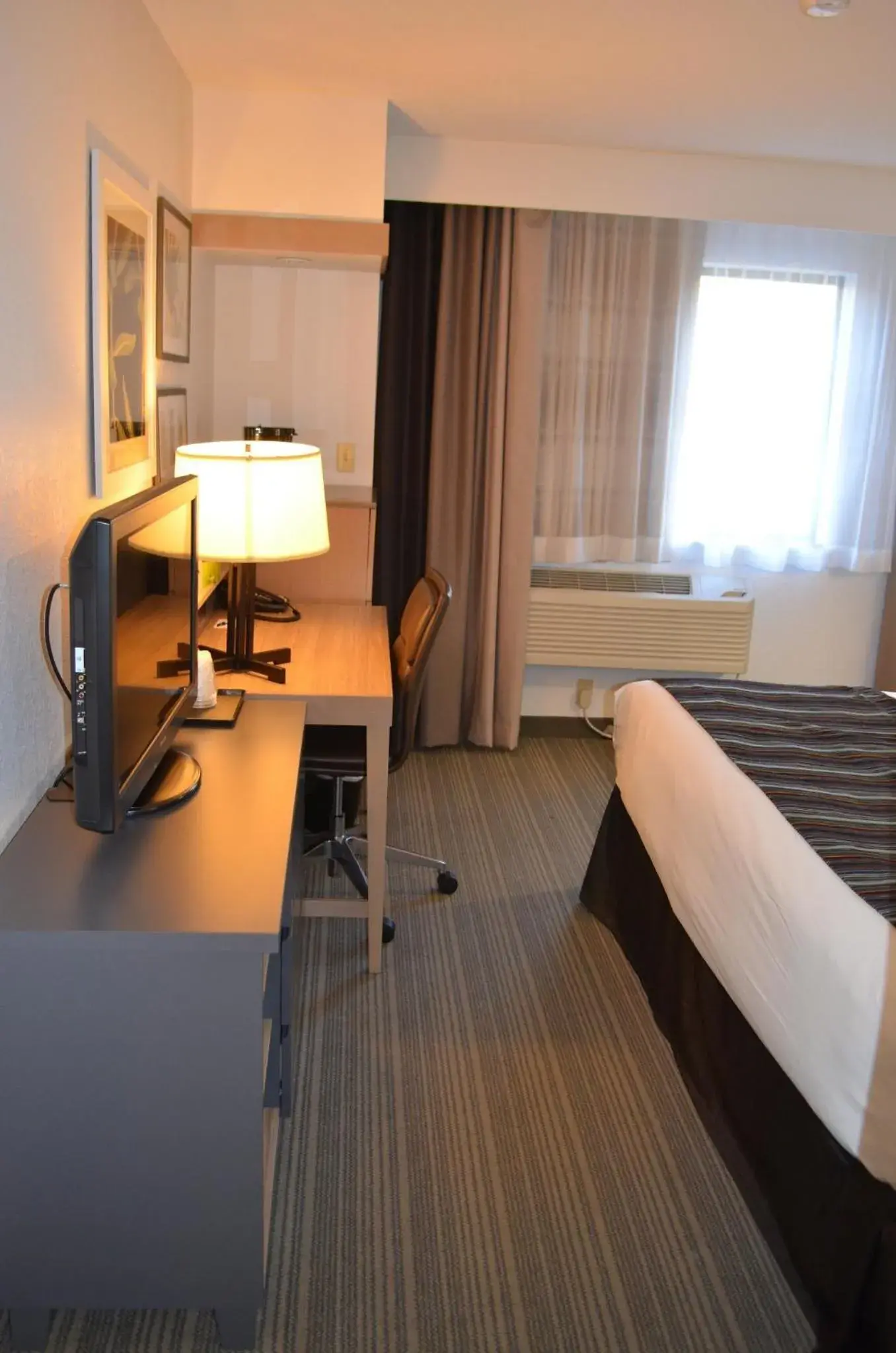 King Room with Roll-in Shower - Disability Access/Non-Smoking in Country Inn & Suites by Radisson, Frederick, MD King Room with Roll-in Shower - Disability Access/Non-Smoking in Country Inn & Suites by Radisson, Frederick, MD